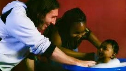 “El comienzo de dos leyendas”: cuál fue el origen de la foto de Messi bañando a Lamine Yamal que se hizo viral