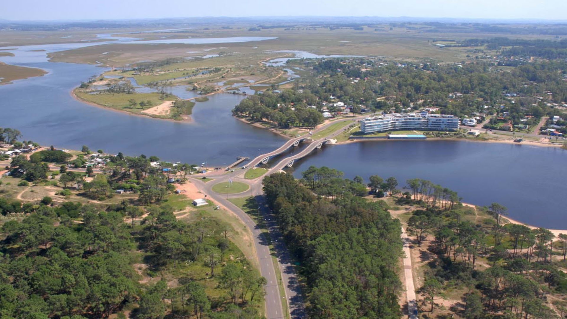 Vista aérea de los puentes ondulantes, una atracción de La Barra del Maldonado