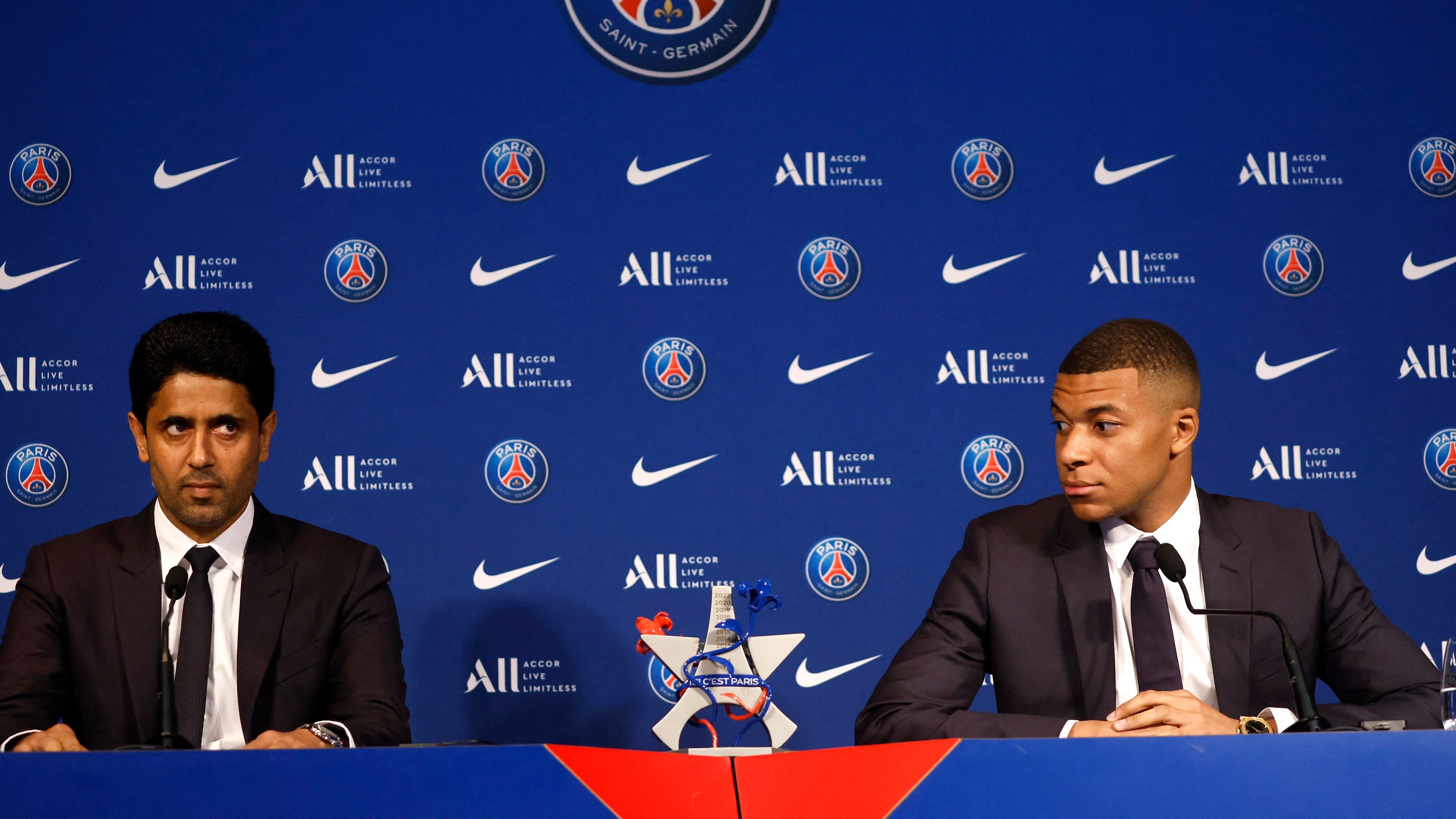 Nasser Al Khelaifi y Kylian Mbappé durante una conferencia de prensa en el PSG (REUTERS/Christian Hartmann)