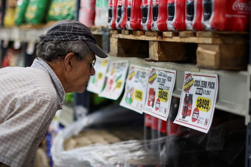 Foto de archivo - Un hombre revisa los precios en un supermercado en Buenos Aires. REUTERS/Agustin Marcarian