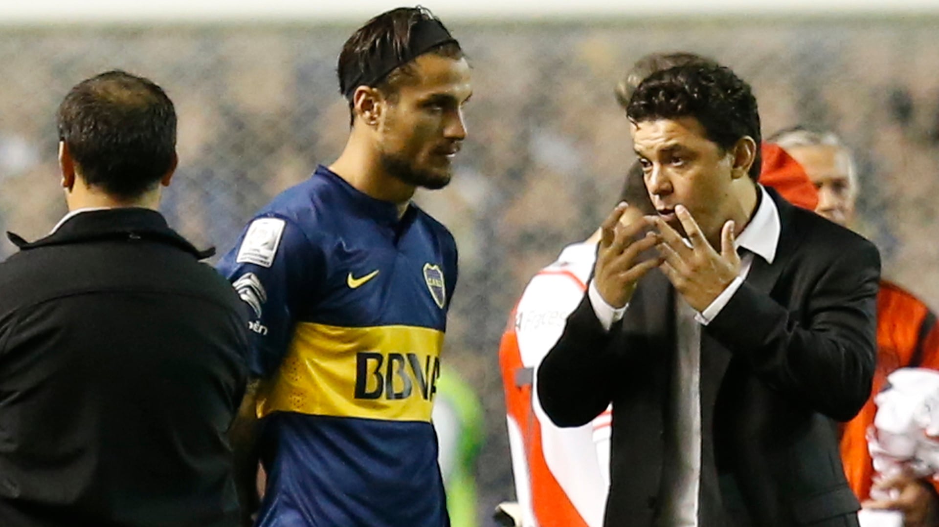 Daniel Osvaldo y Marcelo Gallardo en el campo de juego de la Bombonera el día del gas pimienta (Foto Getty)