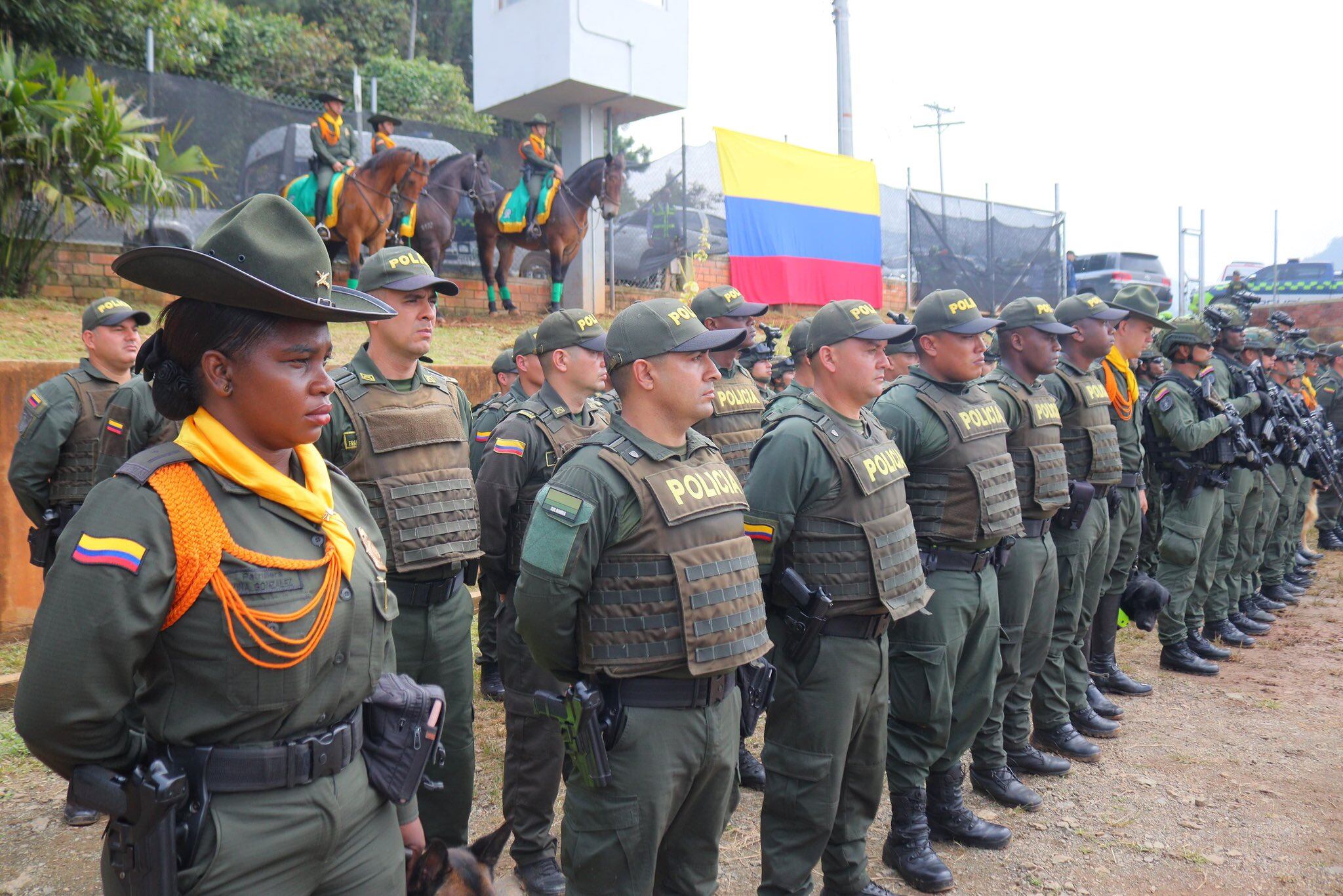 Los mejores policías élite de Colombia, entrenados por Estados Unidos - crédito @alejoeder/X