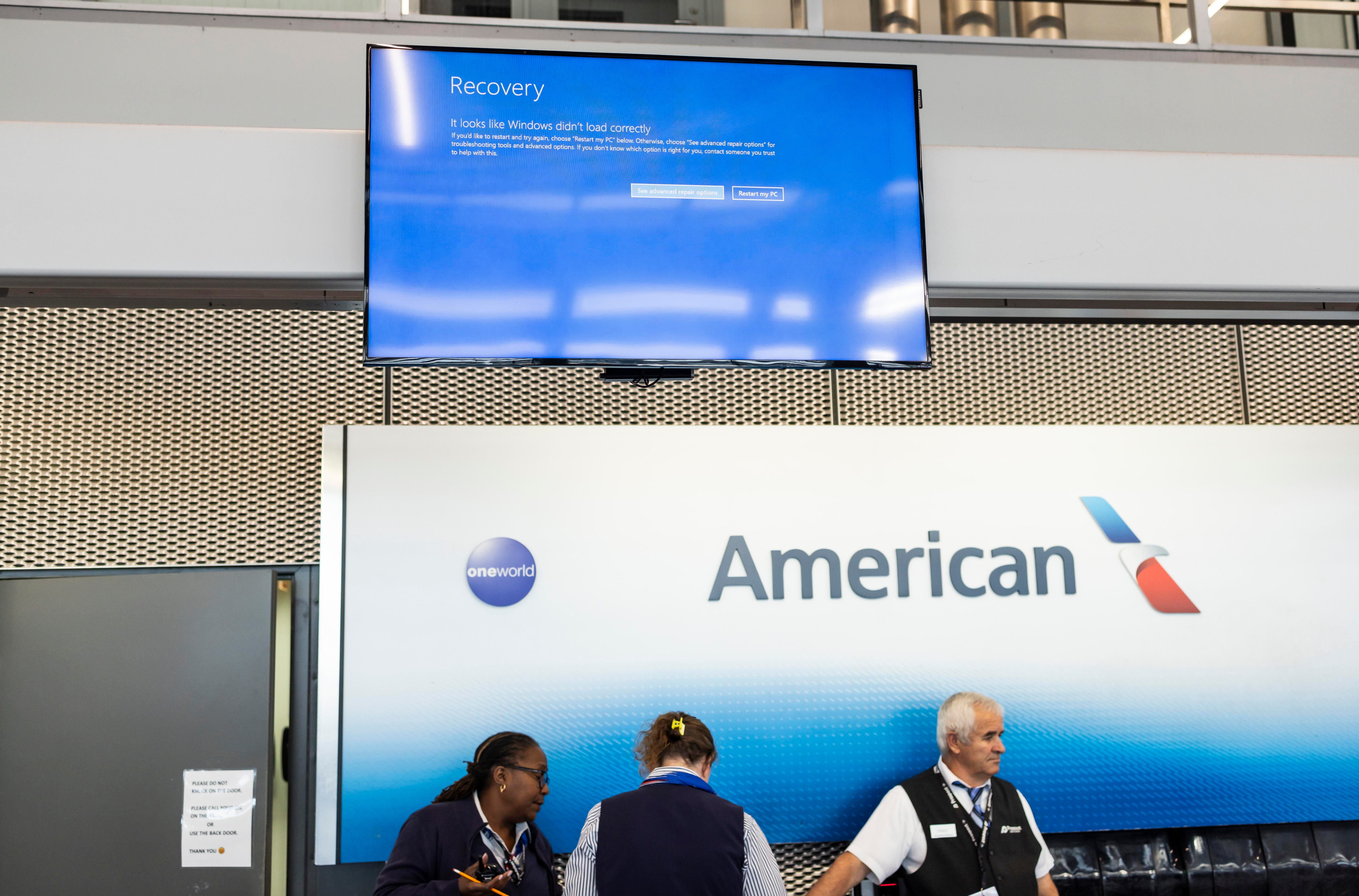 Muchos aeropuertos en todo el mundo tuvieron que retrasar o cancelar vuelos.  EFE/EPA/Justin Lane
