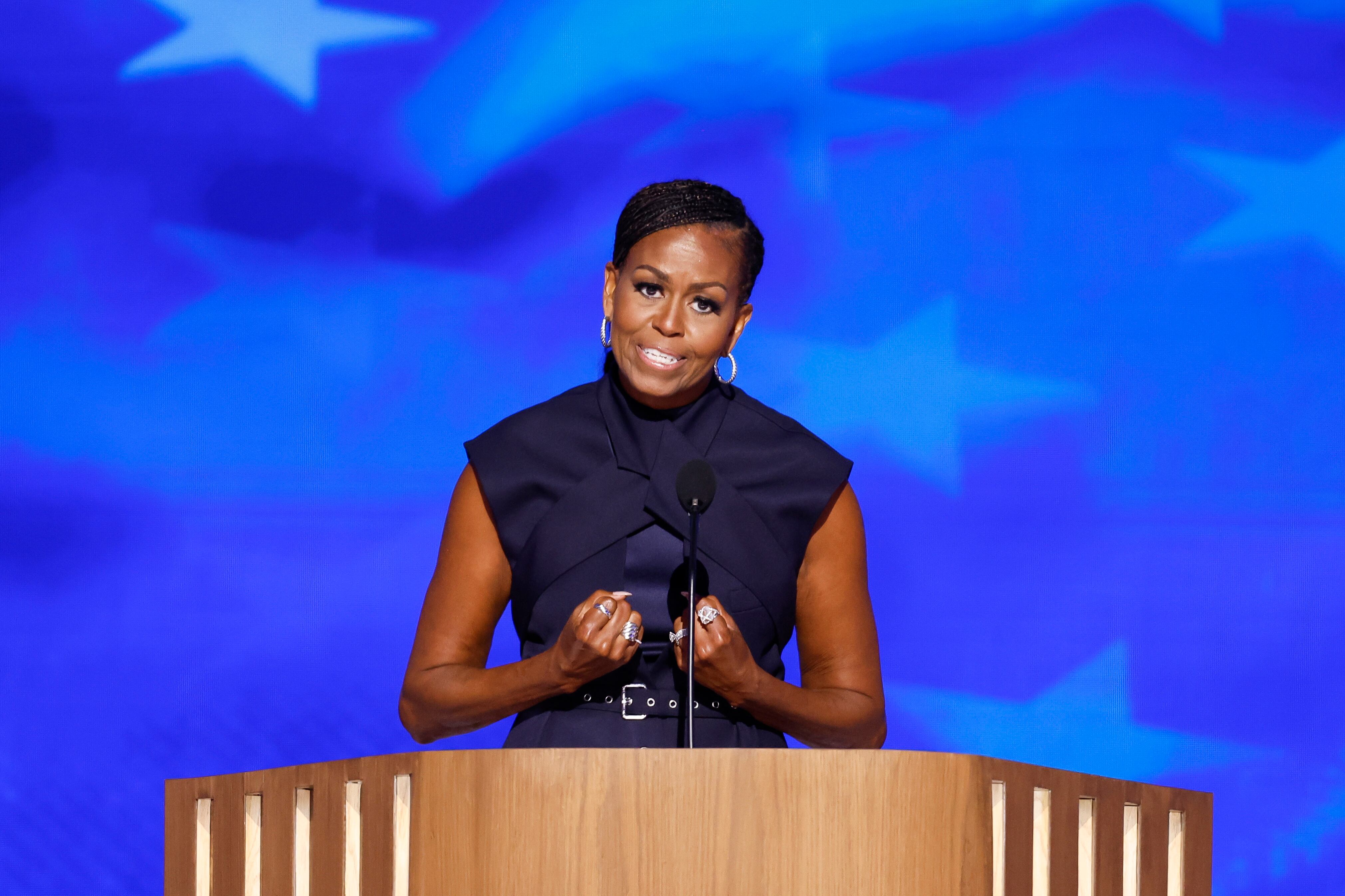 Michelle Obama redefine su famoso lema en la convención demócrata de 2024. (EFE/EPA/CAROLINE BREHMAN)