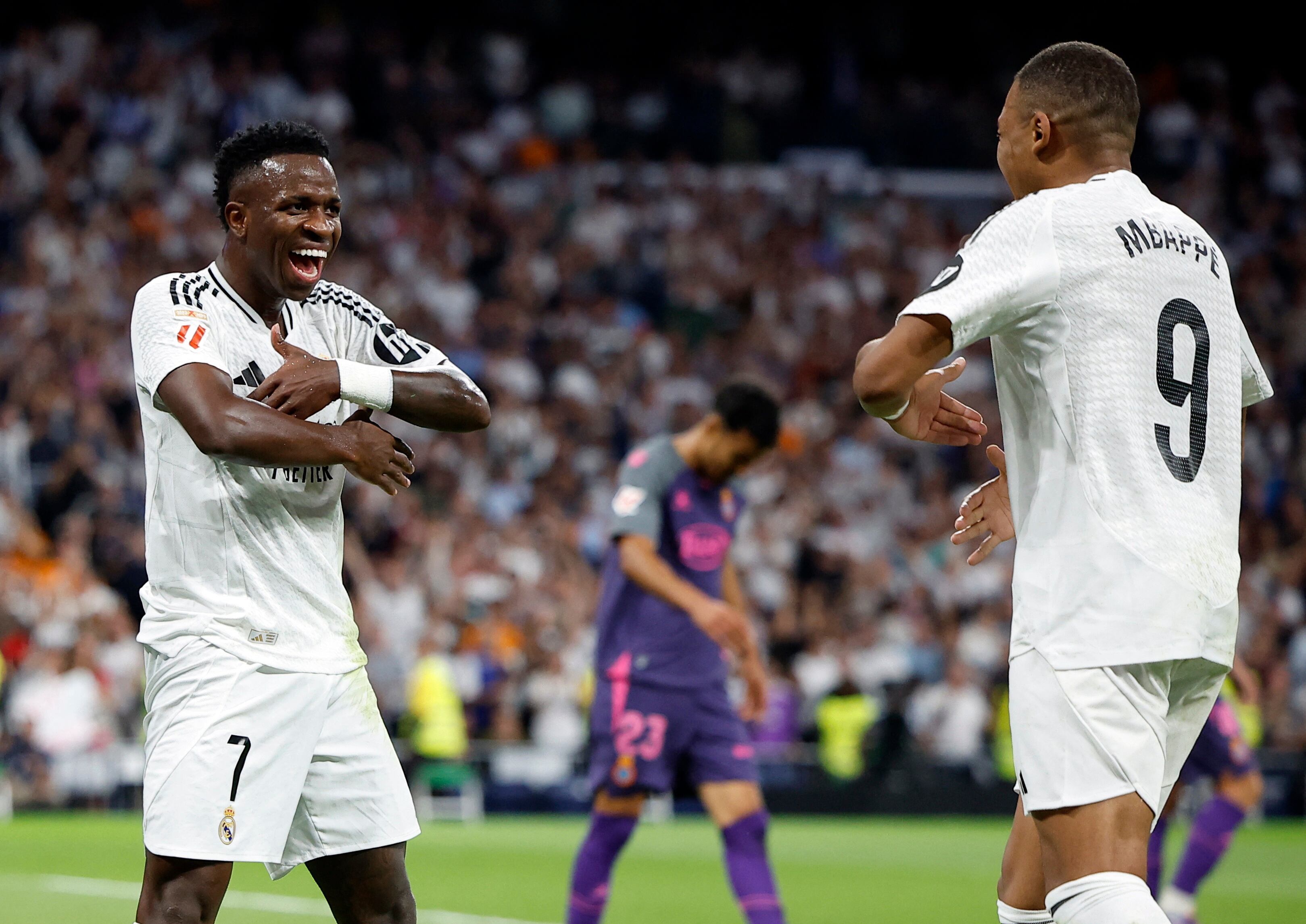 Los jugadores del Real Madrid Vinicius y Mbappé (REUTERS/Juan Medina)