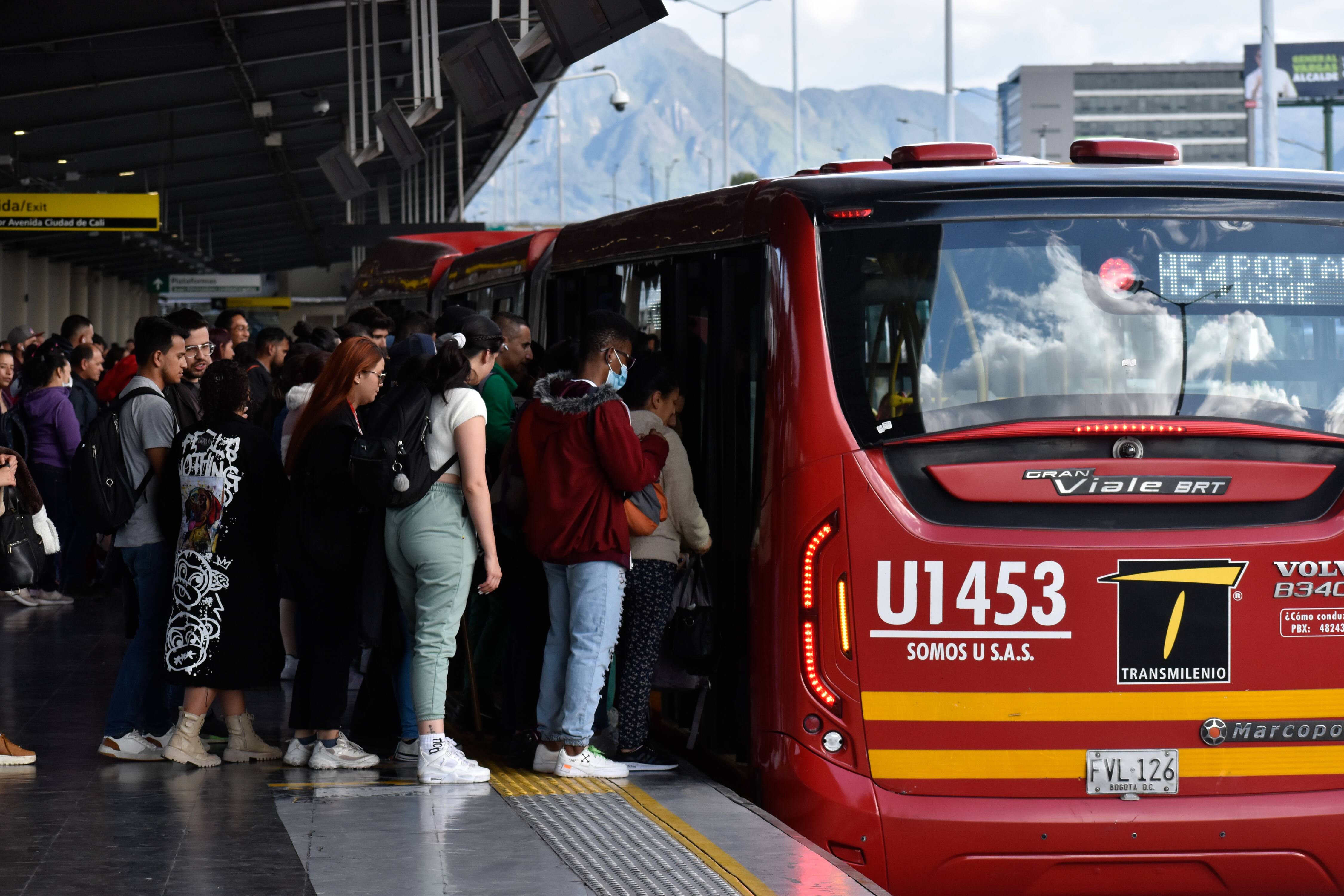 El ciudadano afectado recibió una incapacidad de casi dos meses tras sufrir un golpe en un biarticulado de Transmilenio - crédito Getty Images