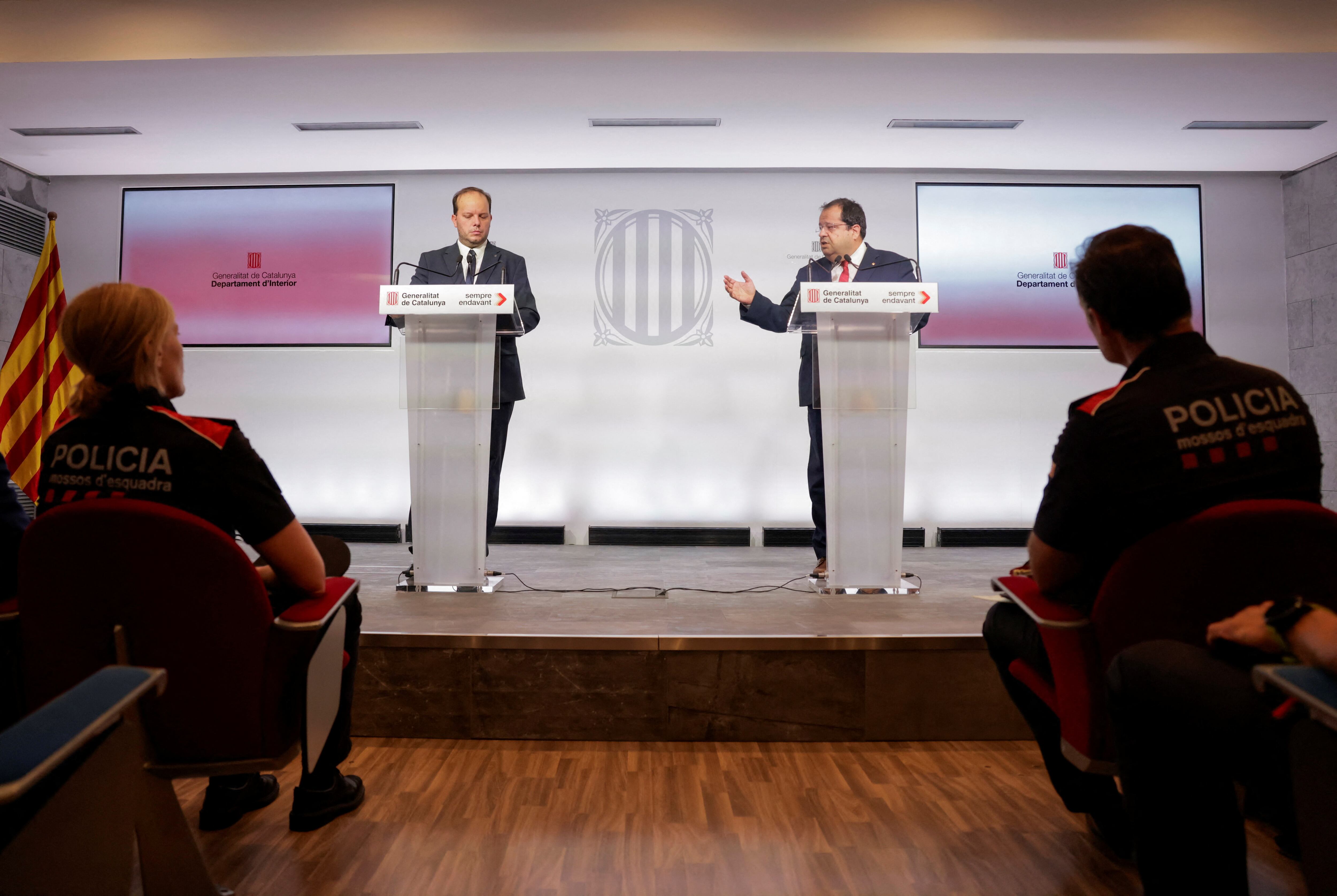 El conseller de Interior del Govern,Joan Ignasi Elena, y el director general de los Mossos d'Esquadra, Pere Ferrer. (REUTERS/Jon Nazca)