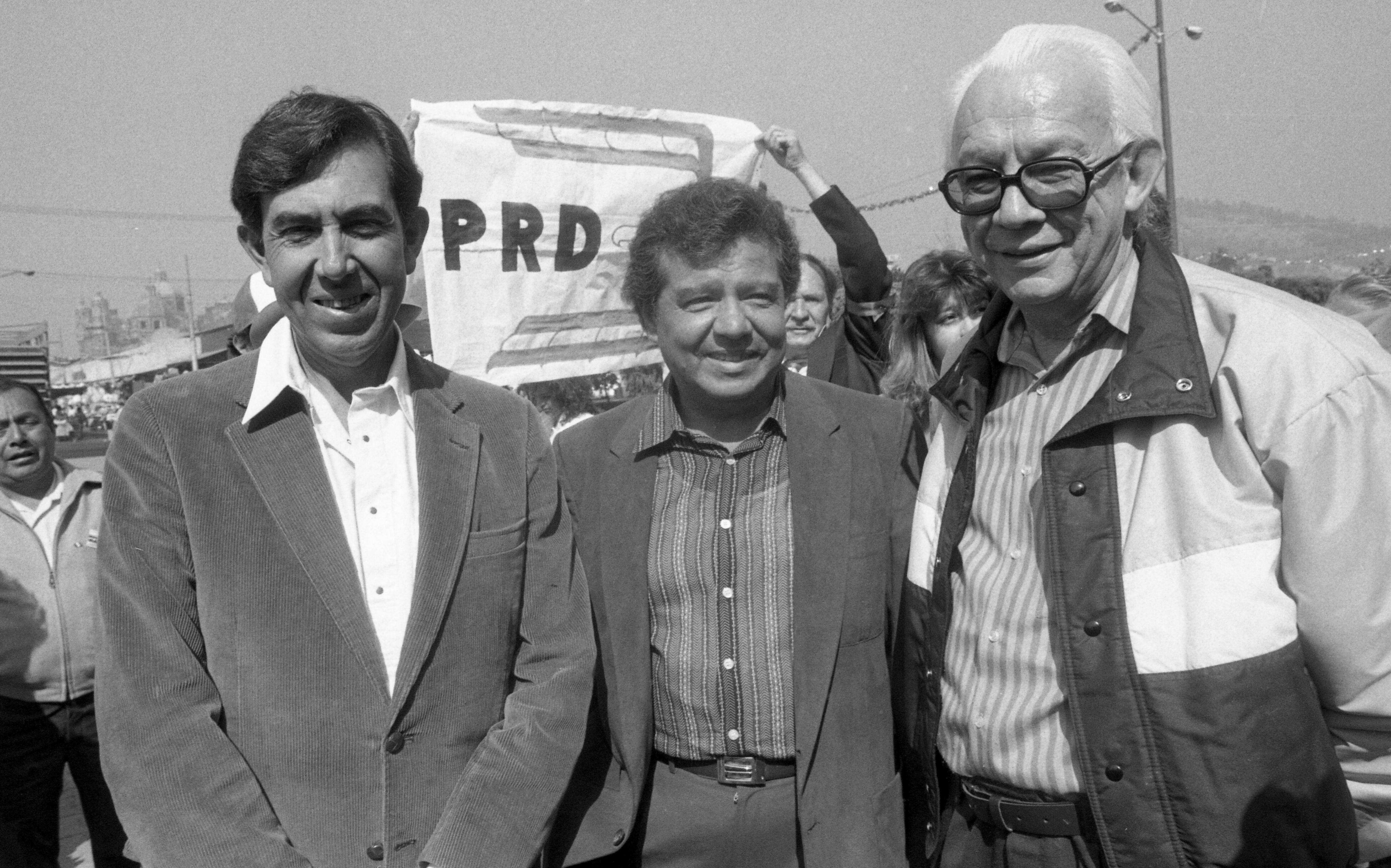 Cuauhtémoc Cárdenas,  Porfirio Muñoz Ledo y Heberto Castillo, durante la fundación del partido en el Zócalo capitalino.

FOTO: ARCHIVO /ELOY VALTIERRA /CUARTOSCURO.COM.-