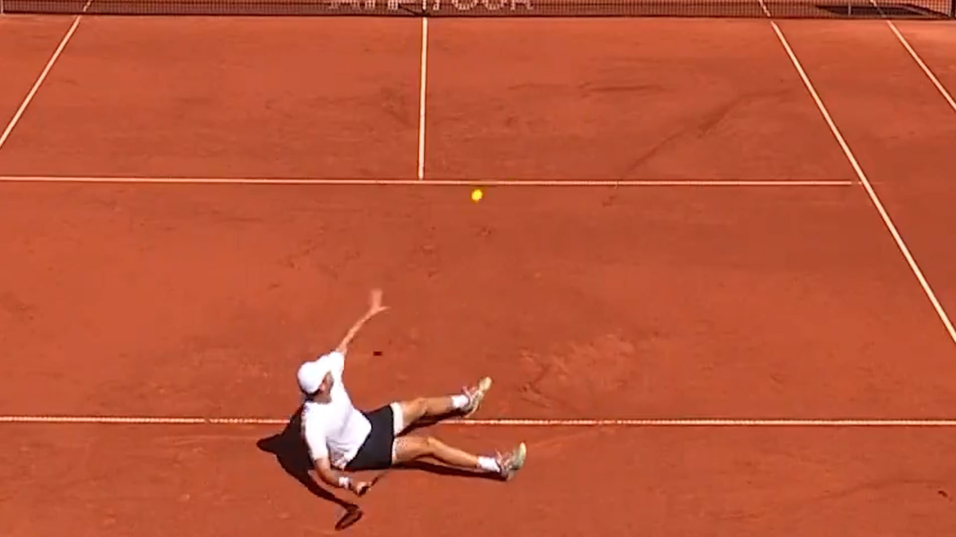 Quentin Halys hace un punto de tenis sentado