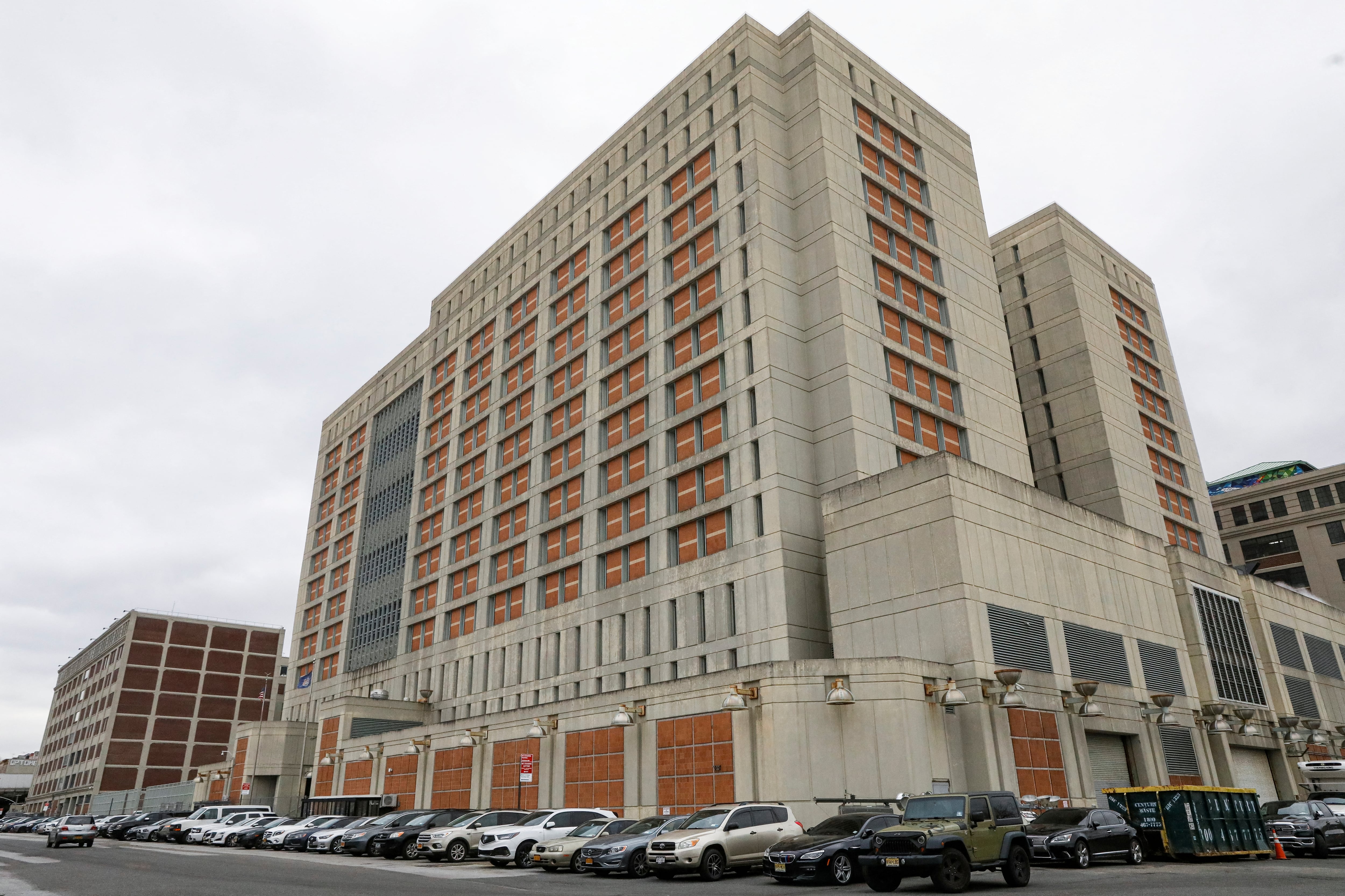 El MDC de Brooklyn tiene una población superior a los 1,300 presos de acuerdo con las autoridades penitenciarias estadounidenses. 
 (REUTERS/Brendan McDermid)