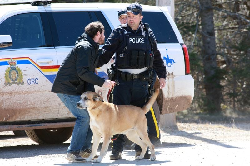 Una intervención policial en una residencia de Surrey termina trágicamente. Autoridades investigan las circunstancias que llevaron a un final mortal y buscan la colaboración del público - crédito John Morris / Reuters