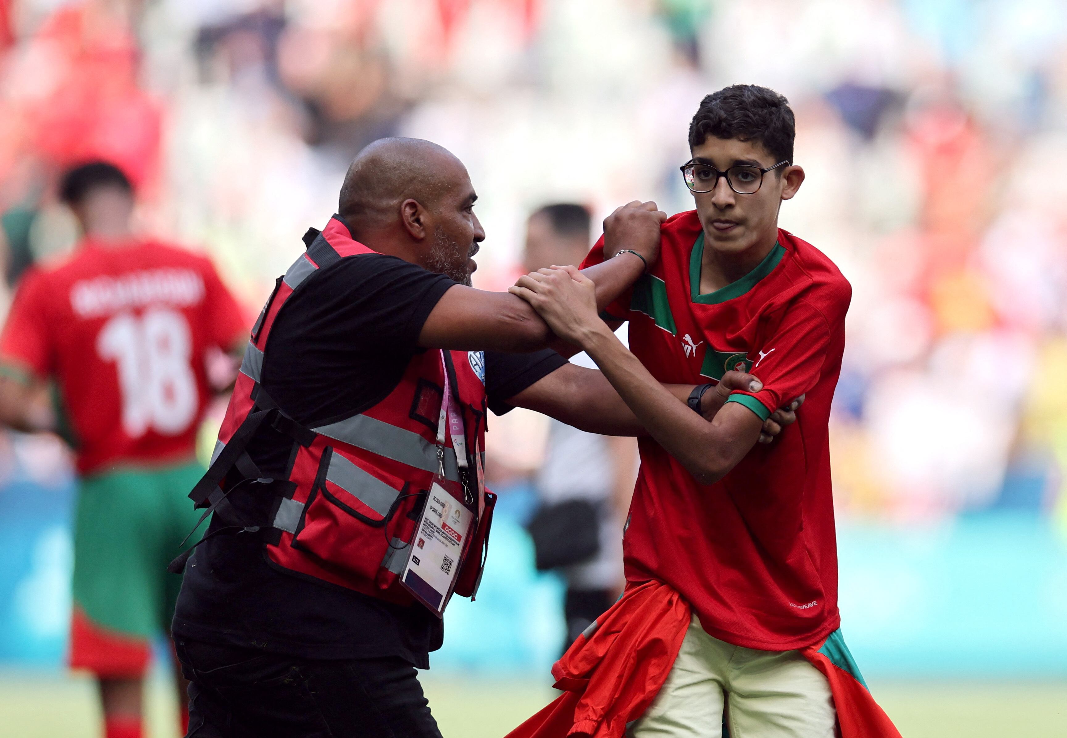 Un invasor marroquí es detenido por el personal de seguridad del estadio en el partido Argentina-Marruecos (REUTERS/Thaier Al-Sudani)