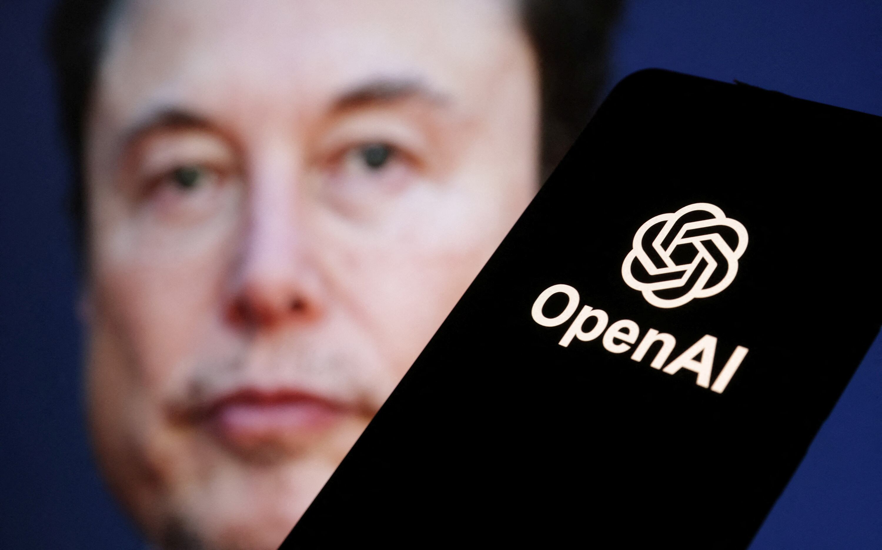 Elon Musk asegura que el acuerdo de OpenAI y Microsoft no debía realizarse debido a los ideales con los que fue creada la compañía de IA. (REUTERS/Dado Ruvic/Illustration)