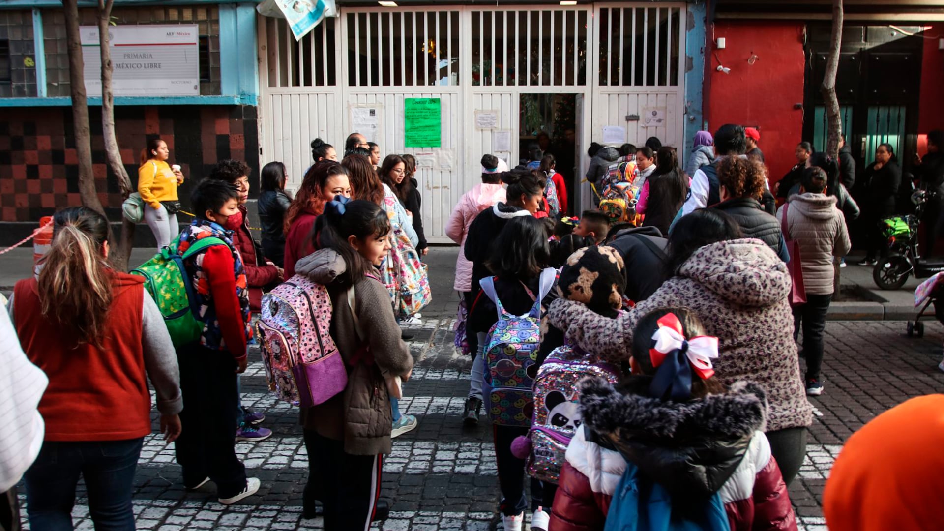 Las escuelas de educación básica modificarán sus horarios por el clima frío 
PALABRAS CLAVE: SEP, escuelas, frío, horario