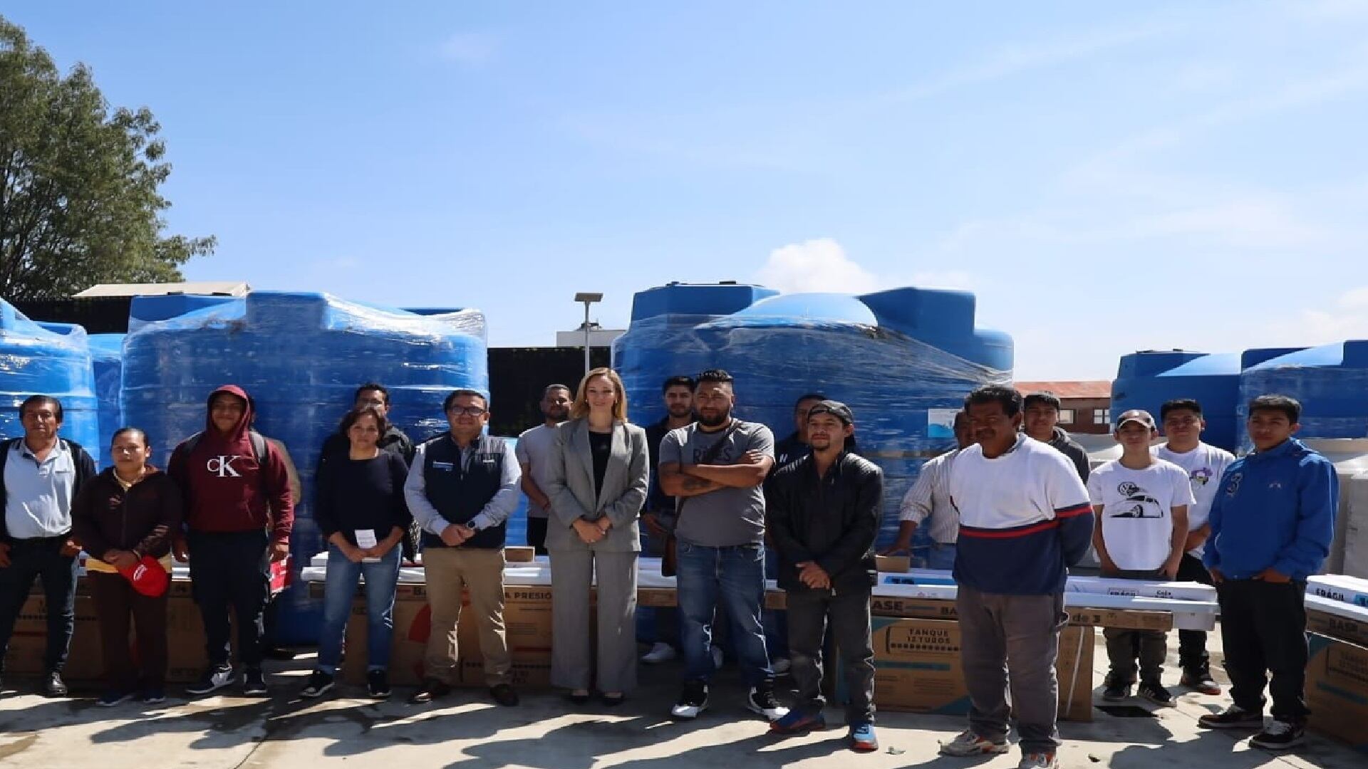 Entrega de tinacos calentadores solares Huixquilucan programas sociales Edomex