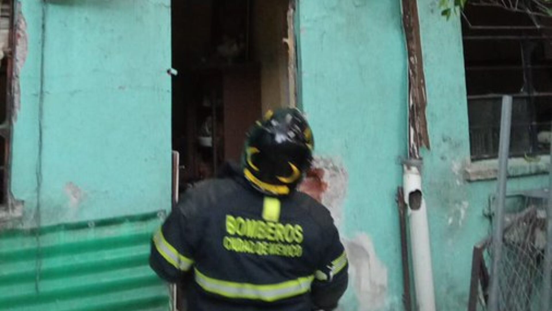 Bomberos atienden explosión por acumulación de gas en una casa de San Pedro de los Pinos.