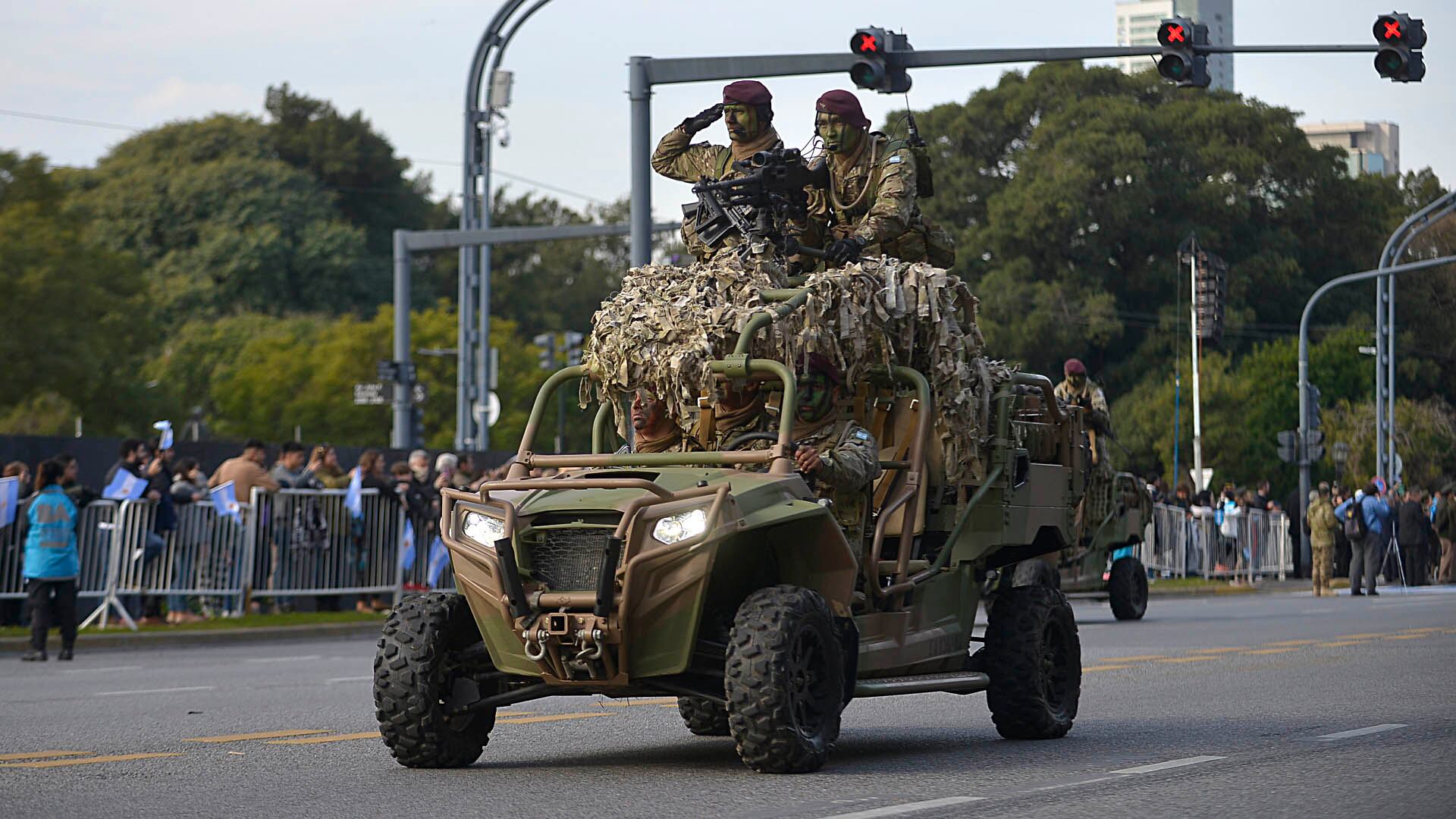 Parte de las delegaciones que marcharon en el último desfile militar (Gustavo Gavotti)