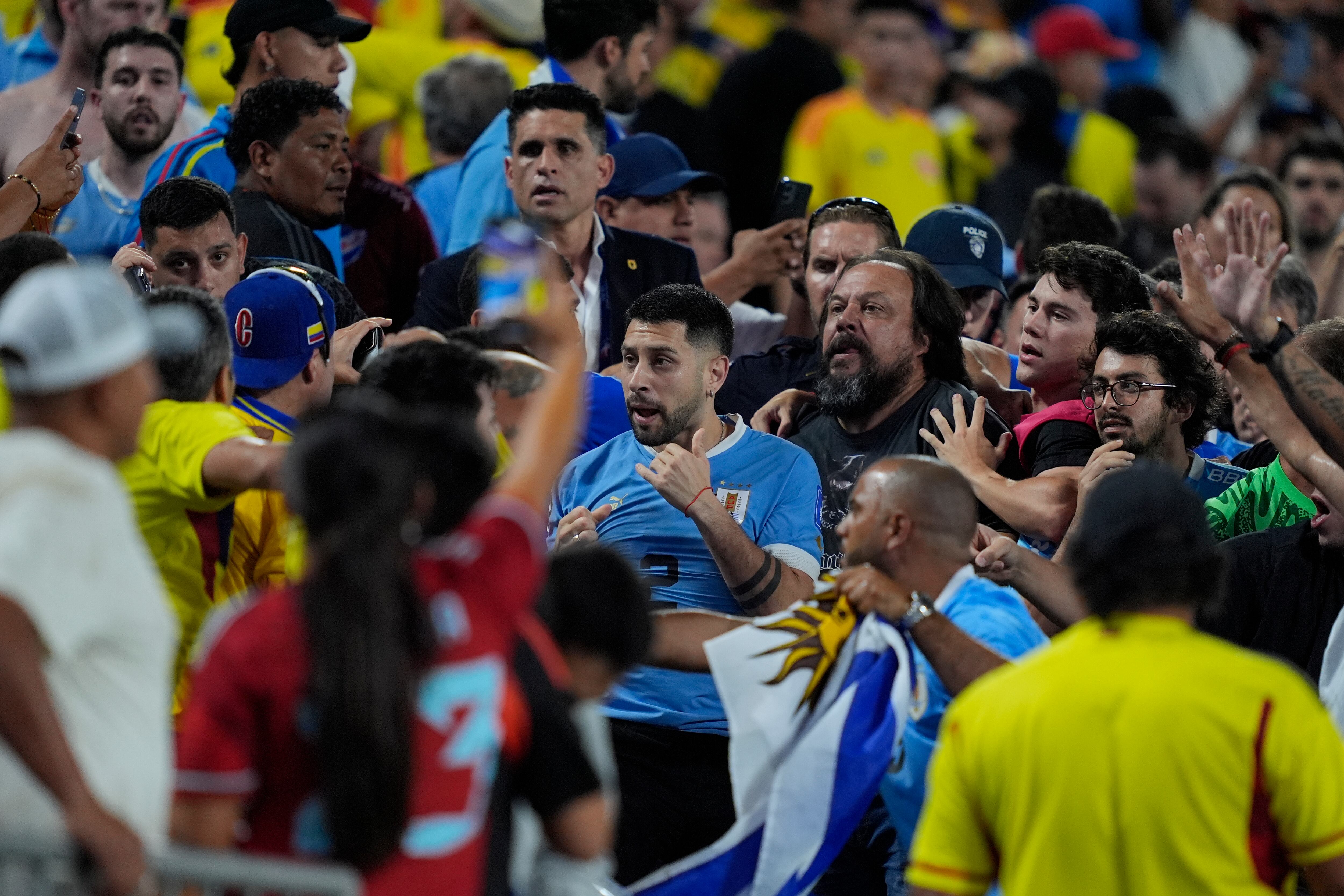 Los violentos incidentes en la tribuna se desataron tras la derrota de Uruguay (Foto: AP/Julia Nikhinson)