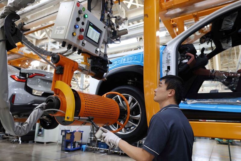 Un empleado trabaja en la línea de producción de vehículos eléctricos Nio en una planta de fabricación de JAC-NIO en Hefei, provincia de Anhui, China (China Daily vía REUTERS/Archivo)