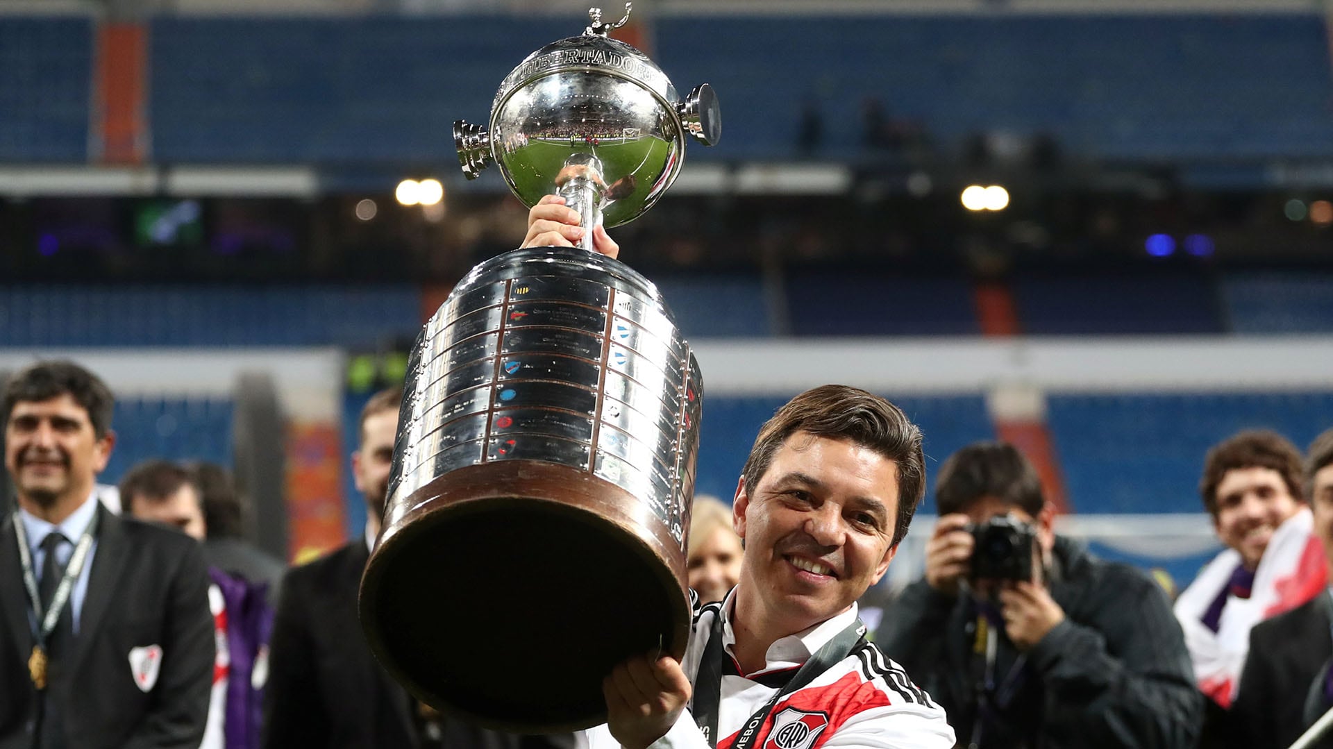 Marcelo Gallardo levanta la Copa Libertadores tras ganarle la final a Boca en Madrid (Foto REUTERS/Sergio Pérez)