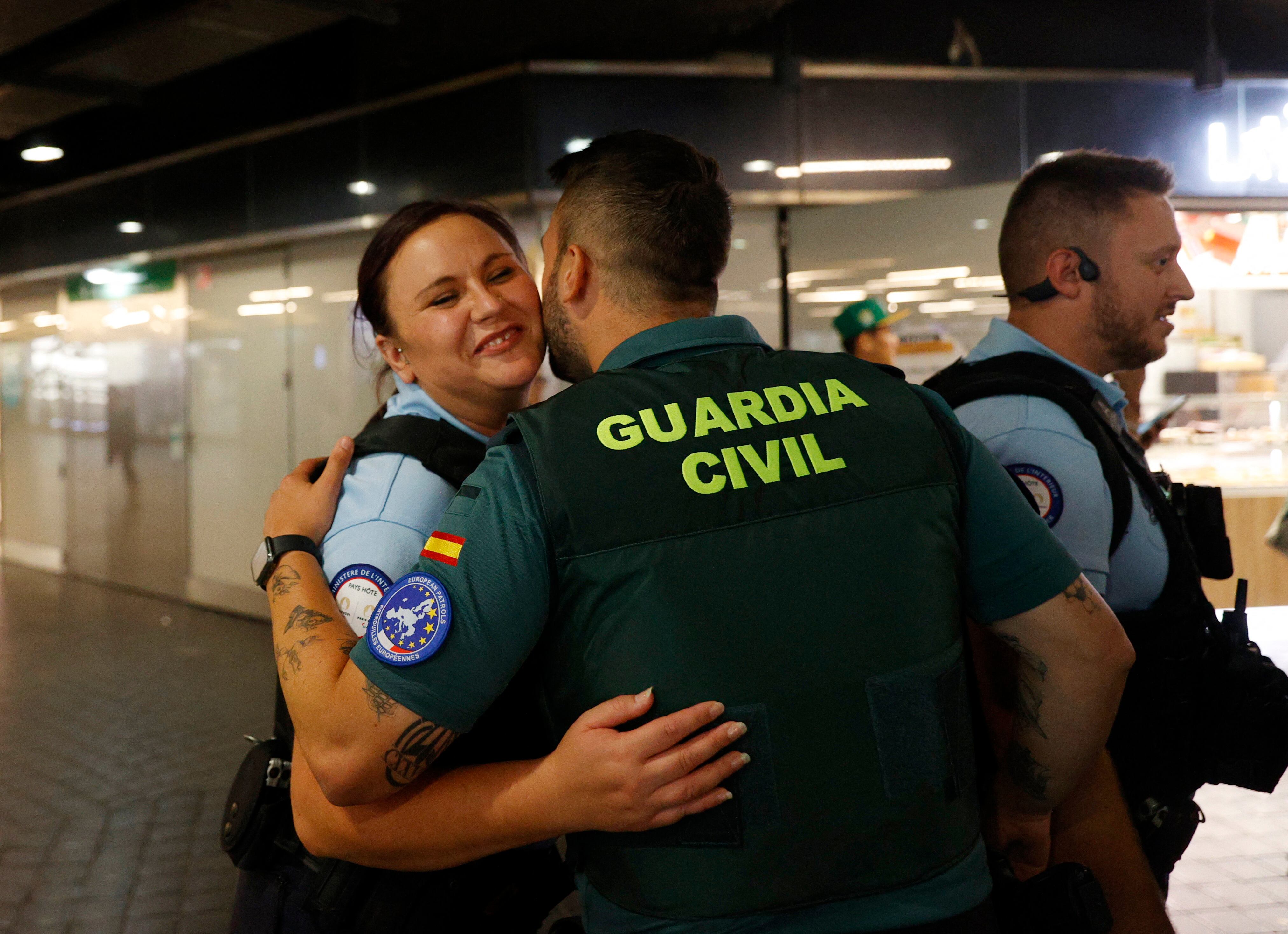 La policía española y la gendarmería francesa se fotografían en la estación de tren de Chatelet Les Halles, en vísperas de los Juegos Olímpicos de París 2024 (REUTERS/Abdul Saboor)