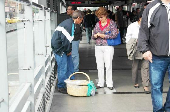 Vendedores informales en Transmilenio