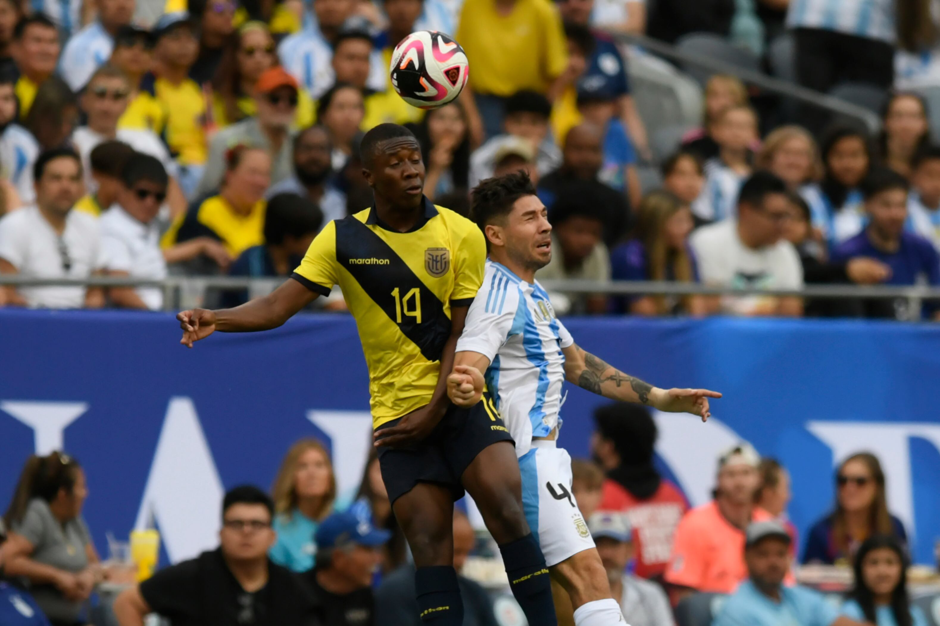 Gonzalo Montiel disputa la pelota con Alan Minda, de Ecuador (AP/Paul Beaty)