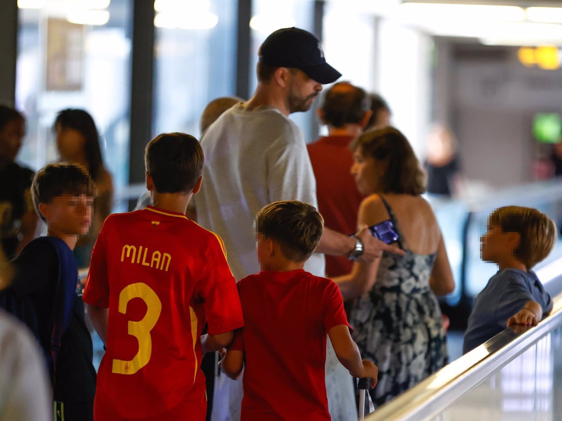 Piqué, junto a sus hijos en el aeropuerto (Europa Press)