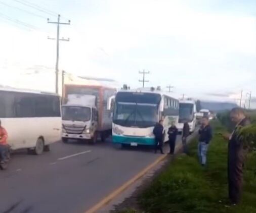 El accidente provocó cierre total debido a que el tractocamión quedó a una orilla del carril tras arrollar al motero, quien sufrió una lesión impresionante en una de sus piernas - crédito Ojo Motero