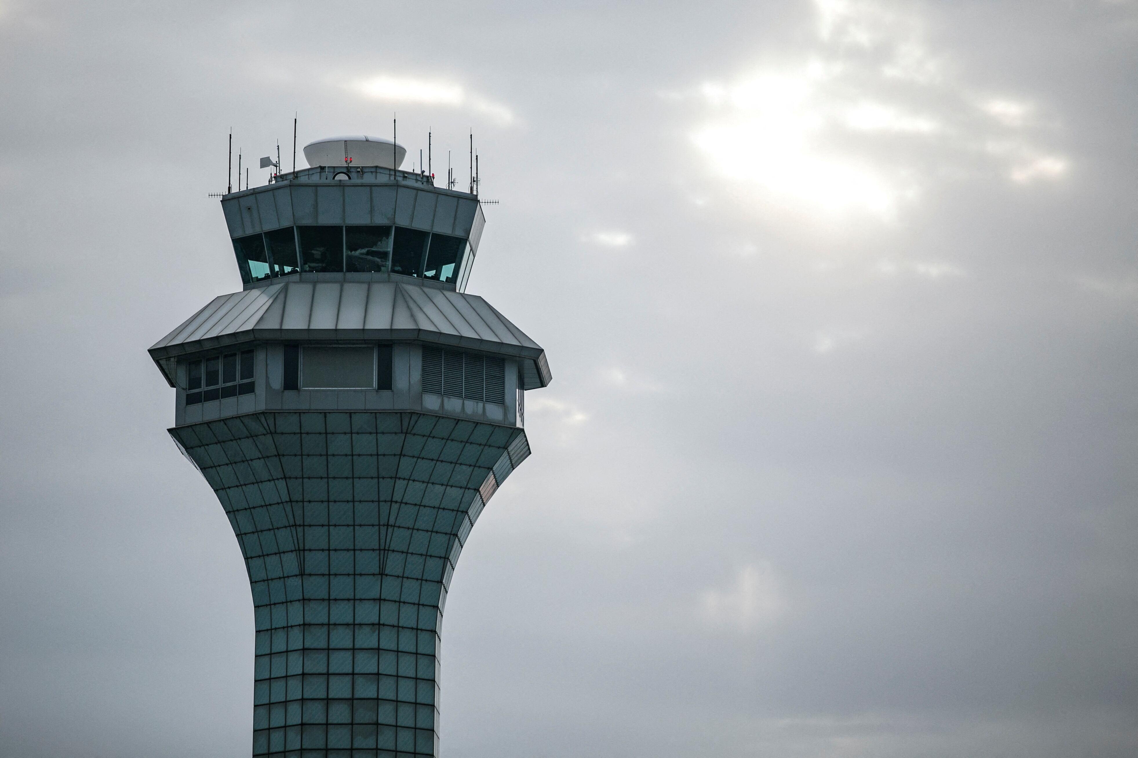 El aeropuerto O'Hare de Chicago suspendió temporalmente los vuelos debido a la intensa actividad de la tormenta. (REUTERS/Jim Vondruska)