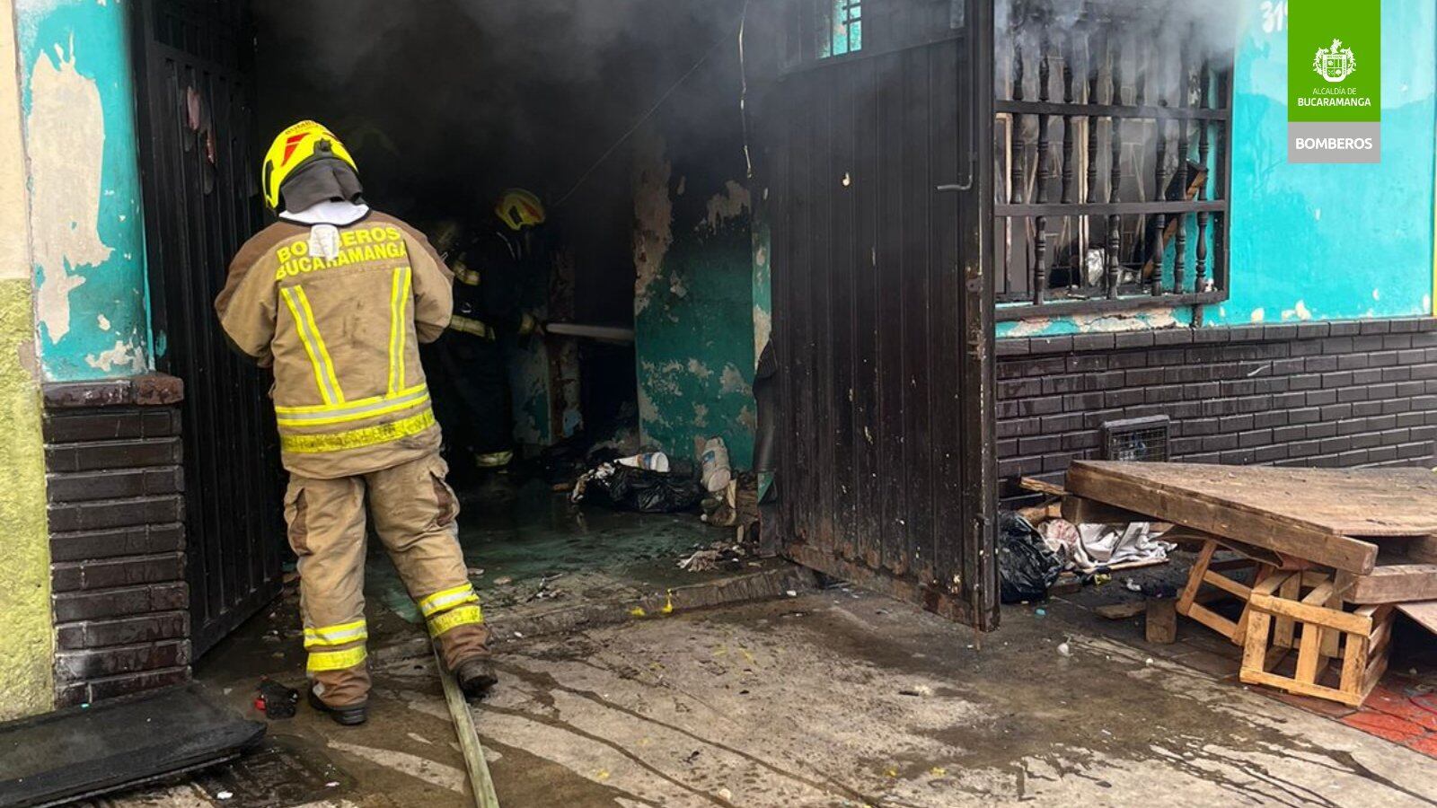 Bomberos controló incendio de una vivienda en el barrio Comuneros. El incidente no dejó heridos ni víctimas fatales - crédito Bomberos Bucaramanga