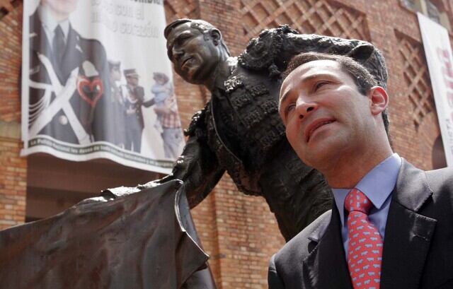 El matador Cesar Rincón, con su estatua en la Plaza de Toros de Bogotá - crédito Colprensa