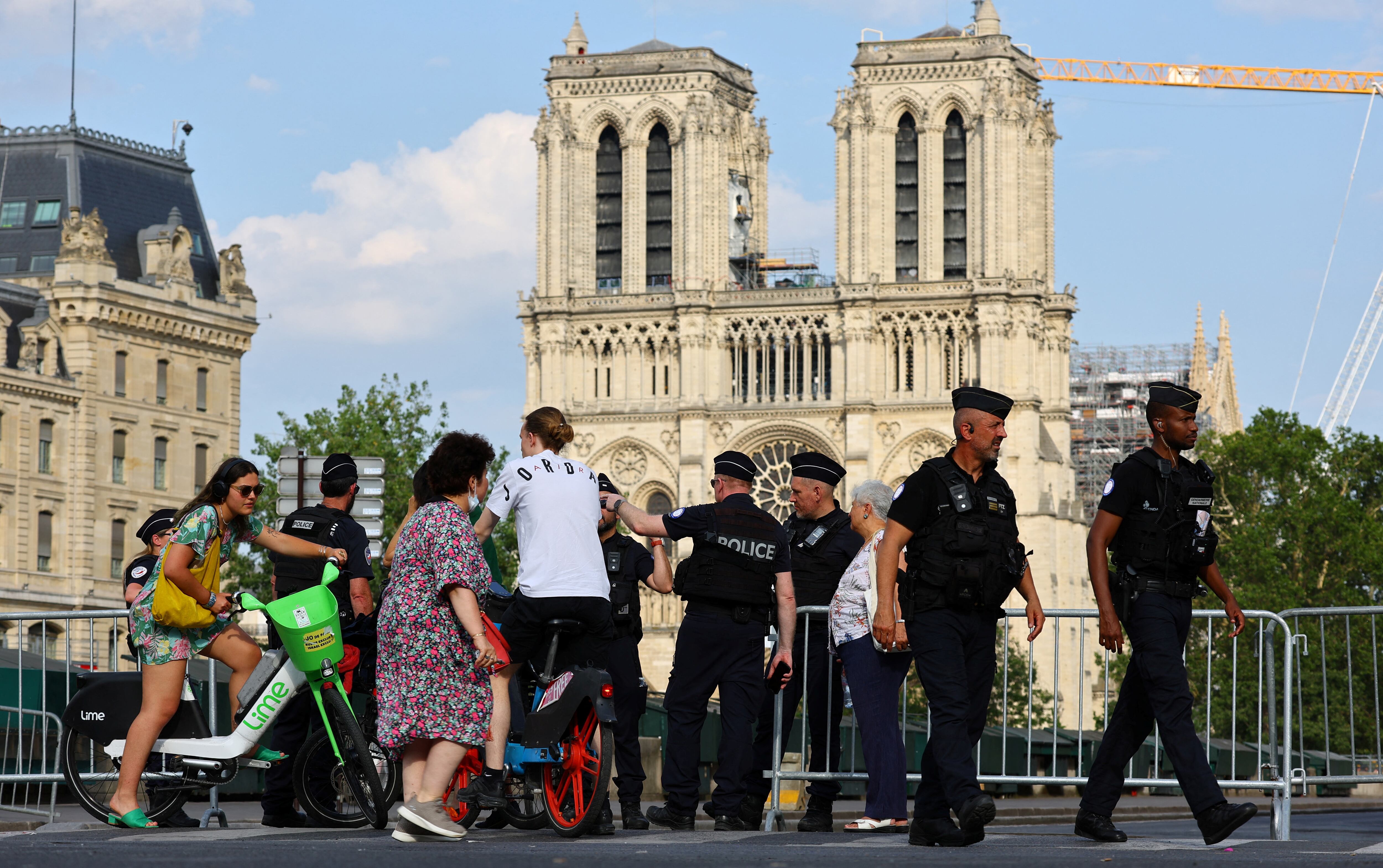 Agentes de policía operan cerca de la catedral de Notre Dame mientras se despliega el perímetro de seguridad para la ceremonia de apertura previa a los Juegos Olímpicos de París 2024 en París (REUTERS/Fabrizio Bensch)