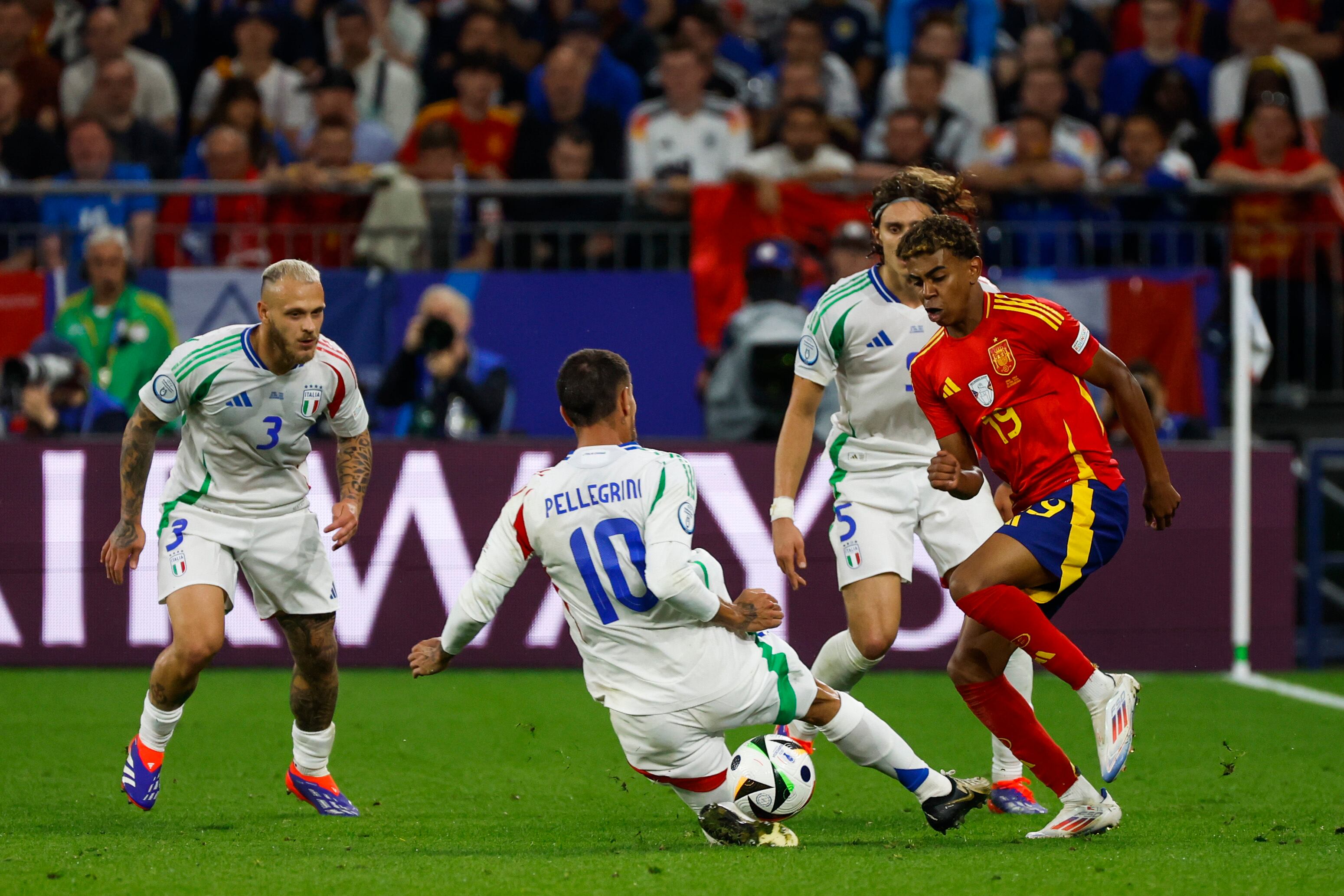 Lamine Yamal pelea un balón con Lorenzo Pellegrini durante el encuentro de la fase de grupos de la Eurocopa 2024  EFE/JJ Guillén
