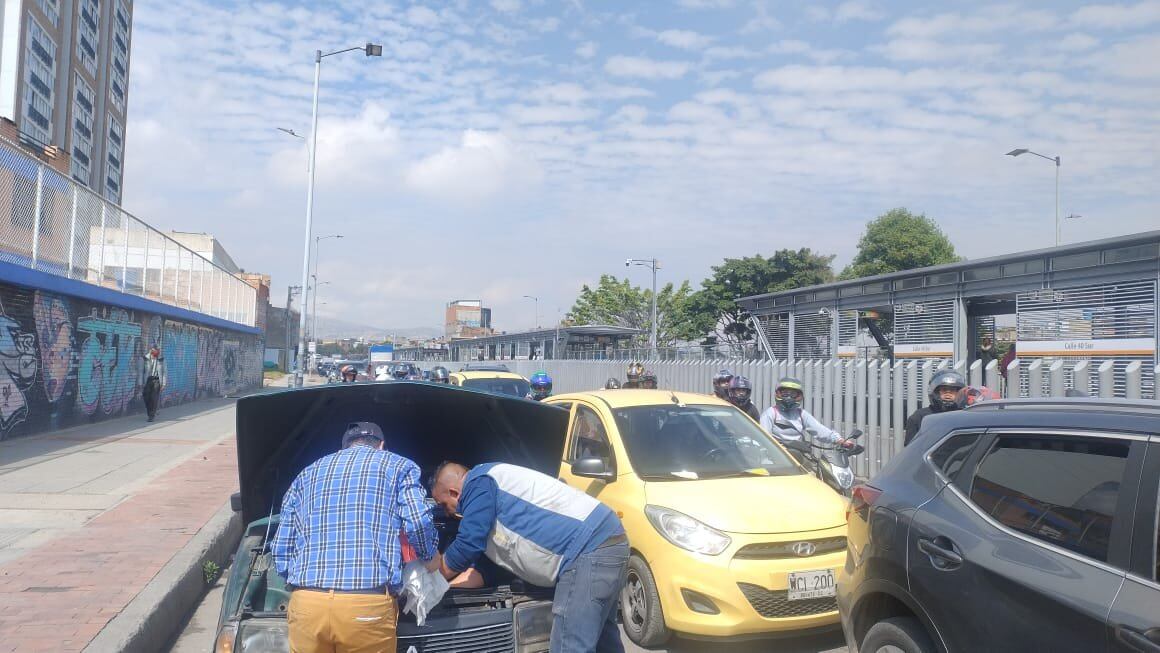 Los conductores que vienen del aeropuerto El Dorado se tuvieron que aguantar el trancón que se formó debido al accidente entre los dos vehículos - crédito @BogotaTransito/X