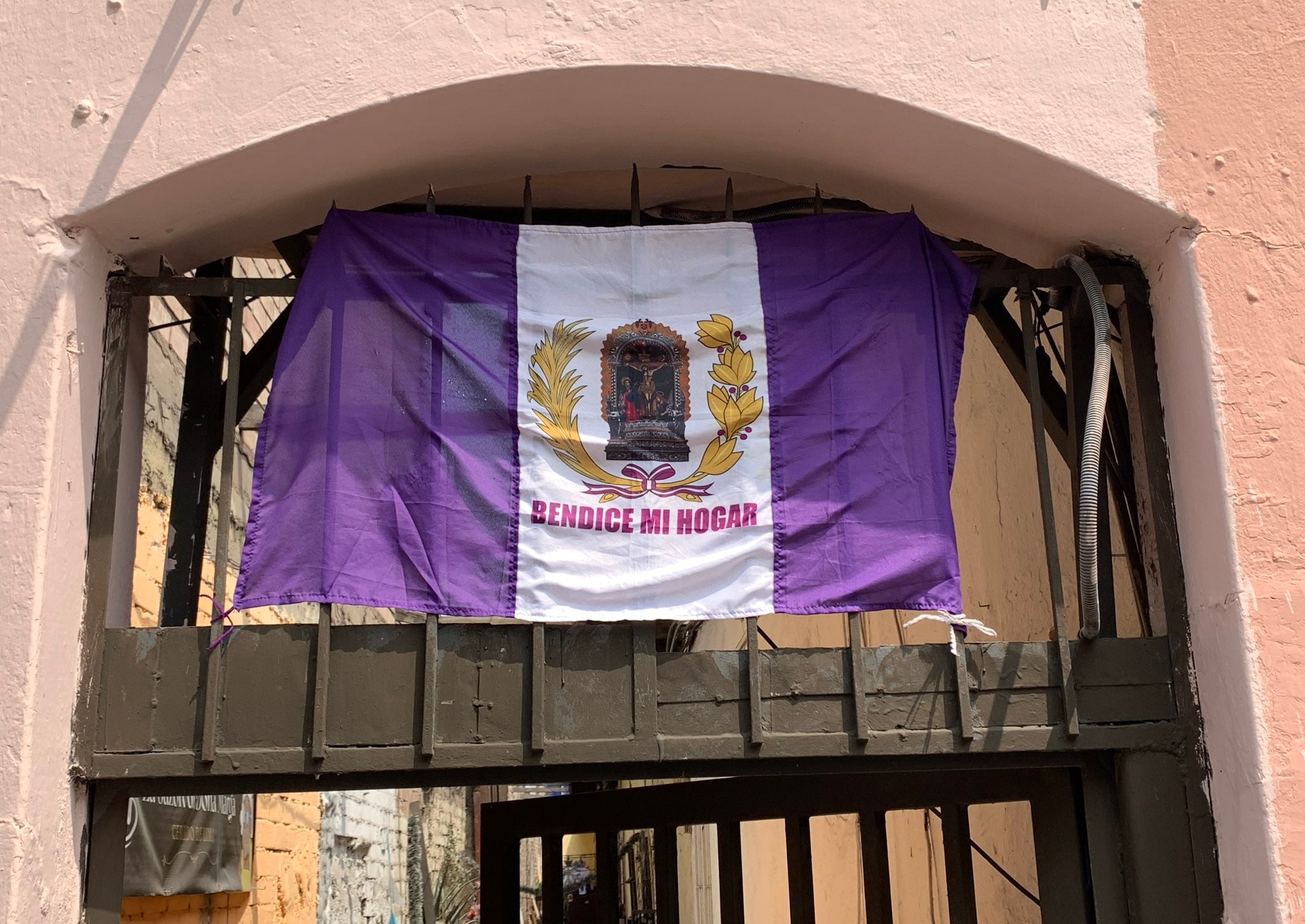 Vecinos del Cercado de Lima visten de morado sus viviendas en homenaje al Señor de los Milagros | Vladimir Velásquez / @limantigua