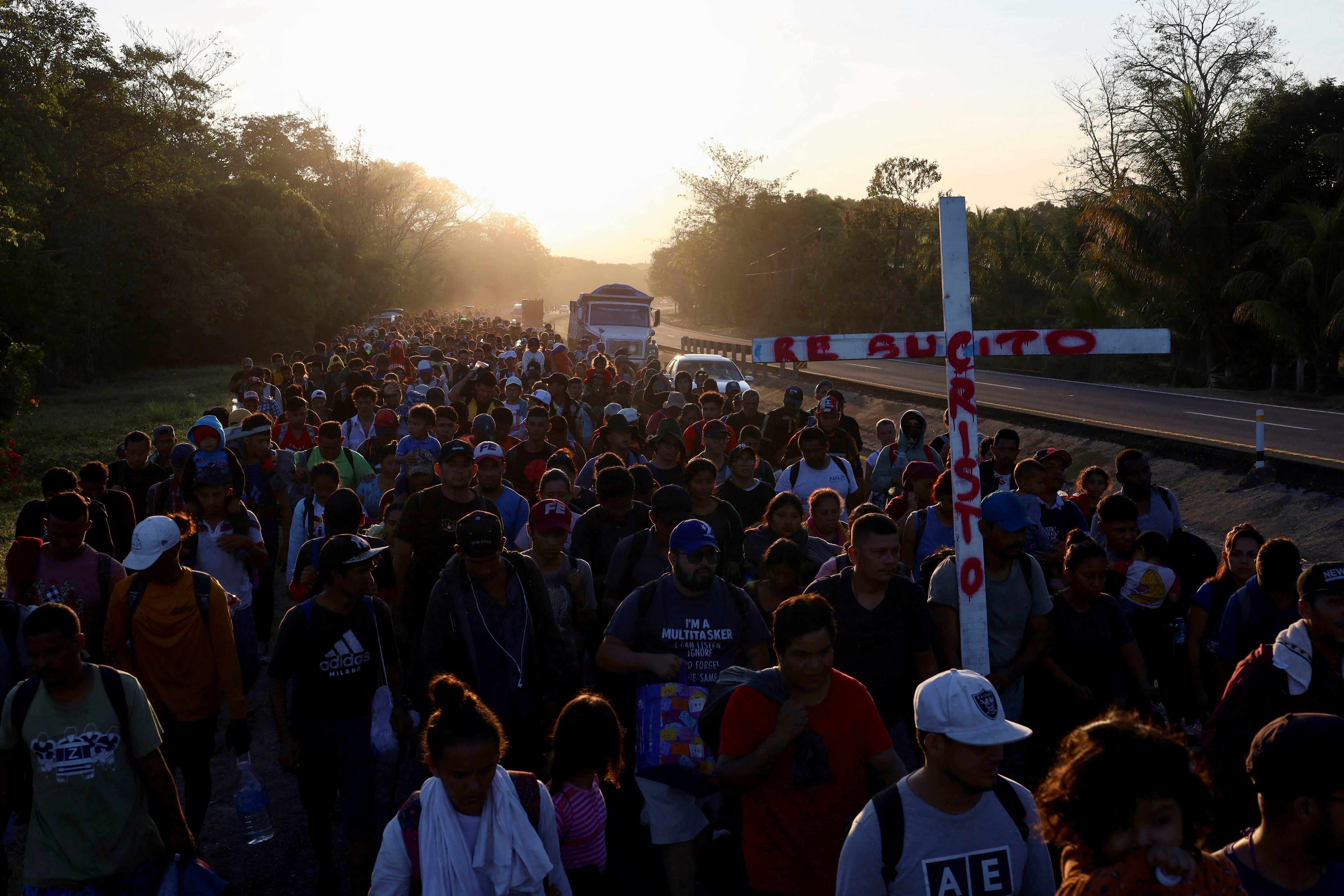 Migrantes de diferentes nacionalidades caminan hacia la frontera con Estados Unidos en una caravana llamada "El Vía Crucis del Migrante", en Huixtla, México, el 27 de marzo de 2024. REUTERS/Jose Torres