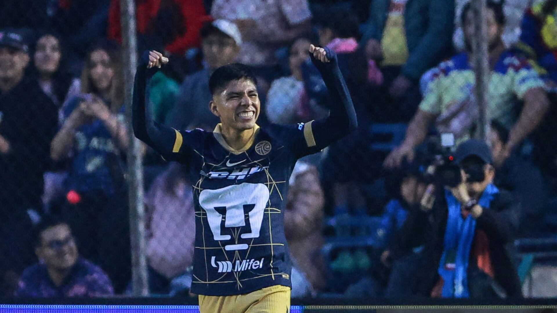 Piero Quispe destacó en triunfo de Pumas de México.