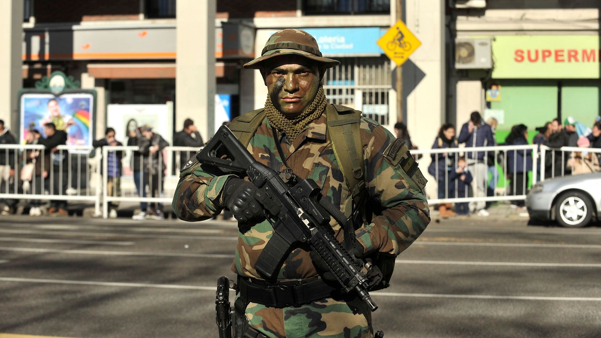 Desfile militar por el 9 de Julio