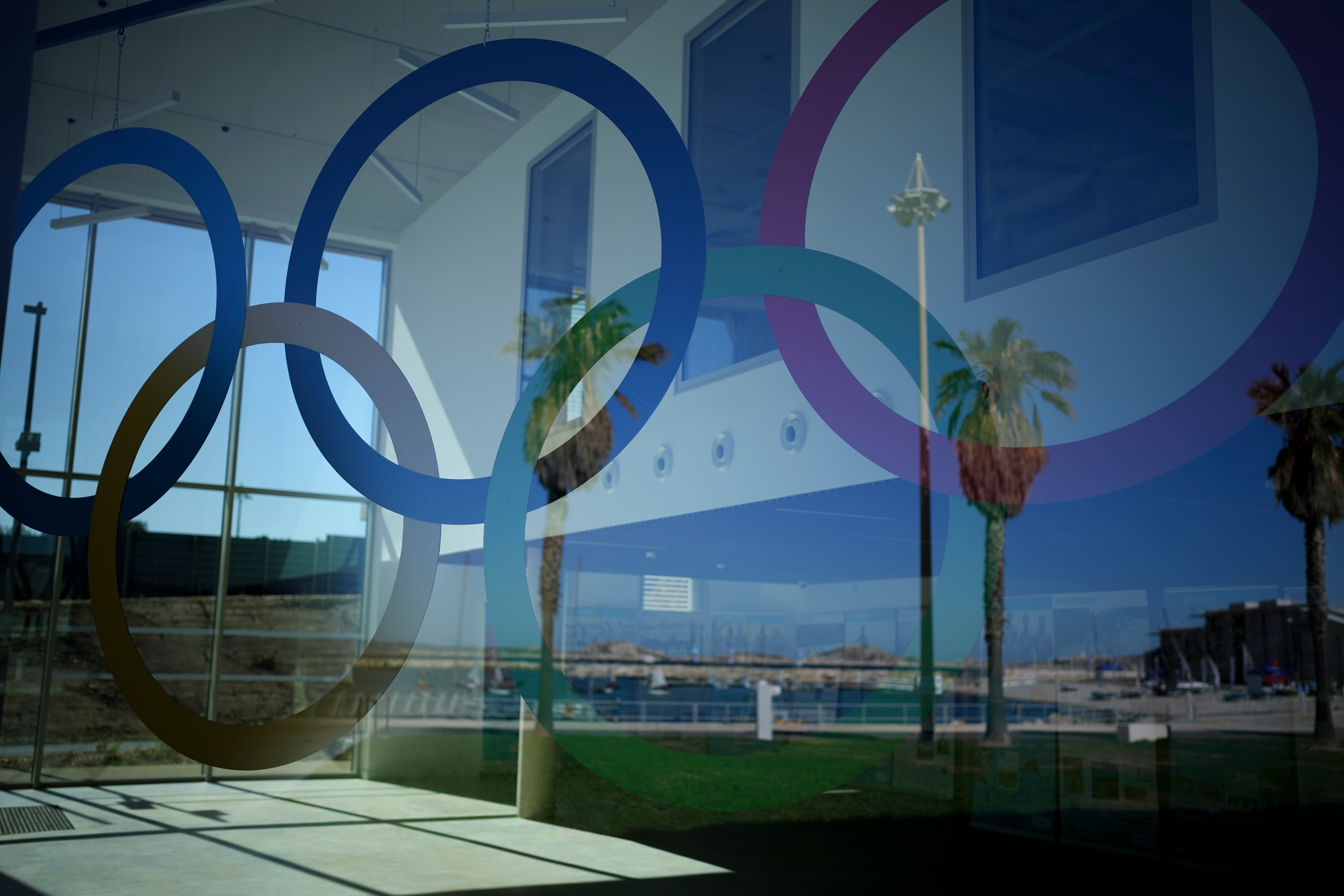 Los anillos olímpicos en la marina Roucas Blanc en Marsella, Francia, el 2 de abril de 2024. Marsella será la sede de la vela de los Juegos Olímpicos. (AP Foto/Daniel Cole)