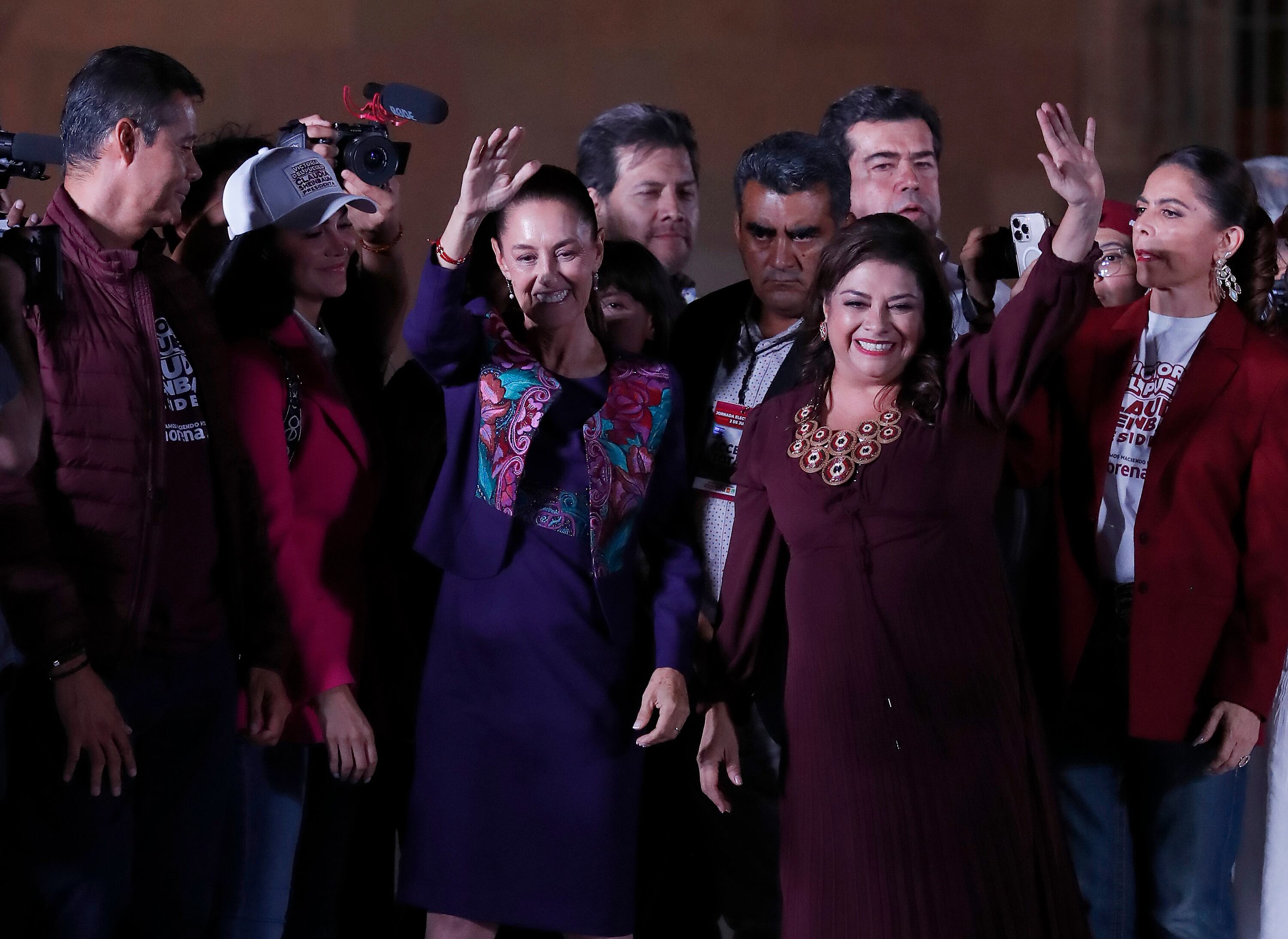 Fotografía de la oficialista Claudia Sheinbaum (i), ganadora de la elección presidencial, acompañada de Clara Brugada (d), ganadora de la gobernatura de la capital mexicana. EFE/Mario Guzmán
