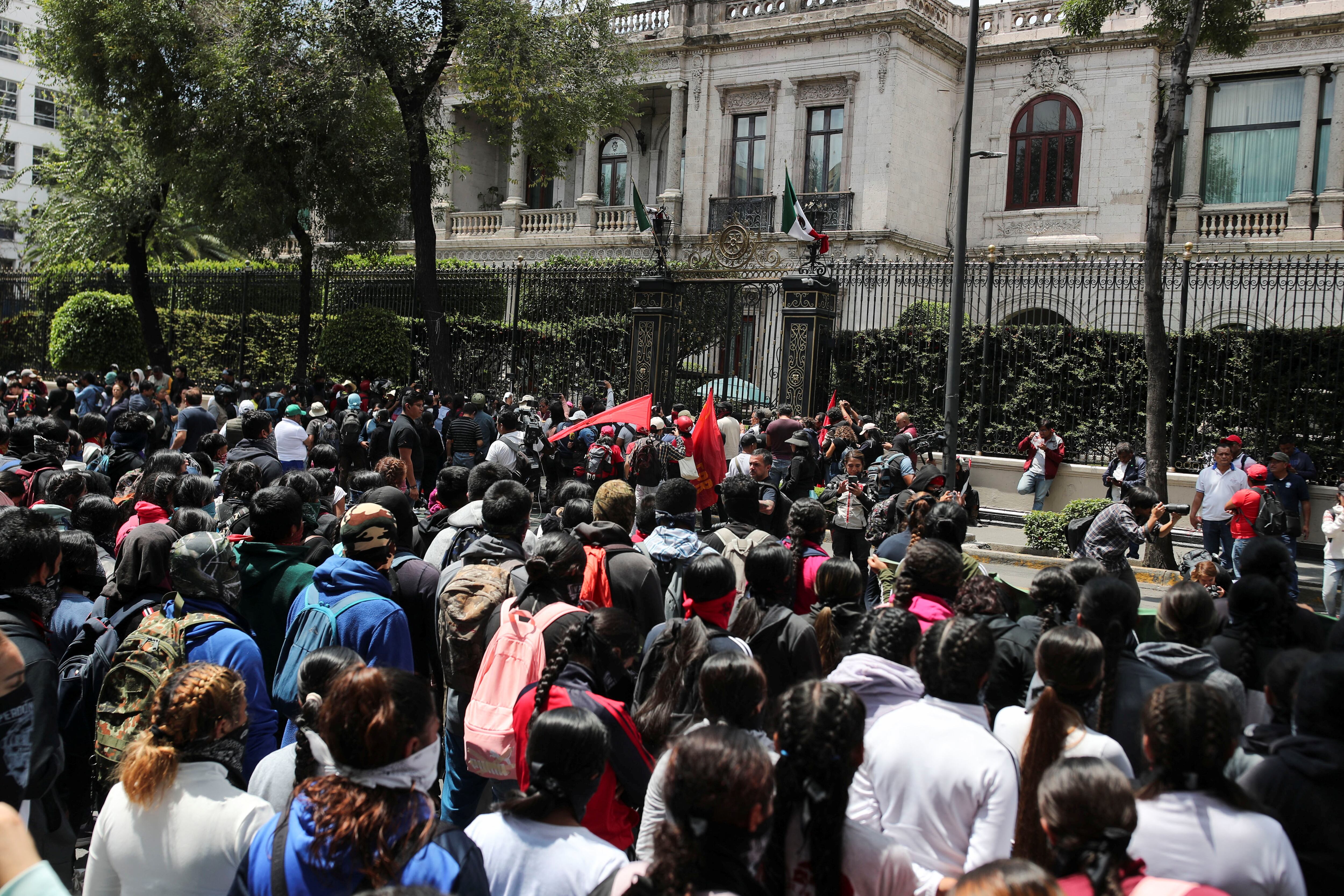 Mitin de familiares y normalistas de Ayotzinapa en la Segob este 23 de septiembre. (REUTERS/Henry Romero)