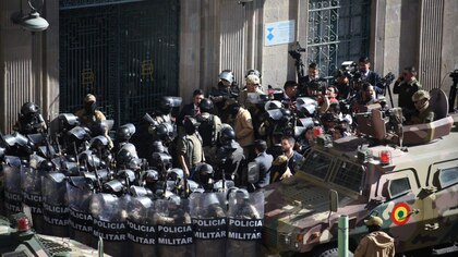 El momento en que un tanque de guerra derrumbó la puerta del Palacio de Gobierno de Bolivia