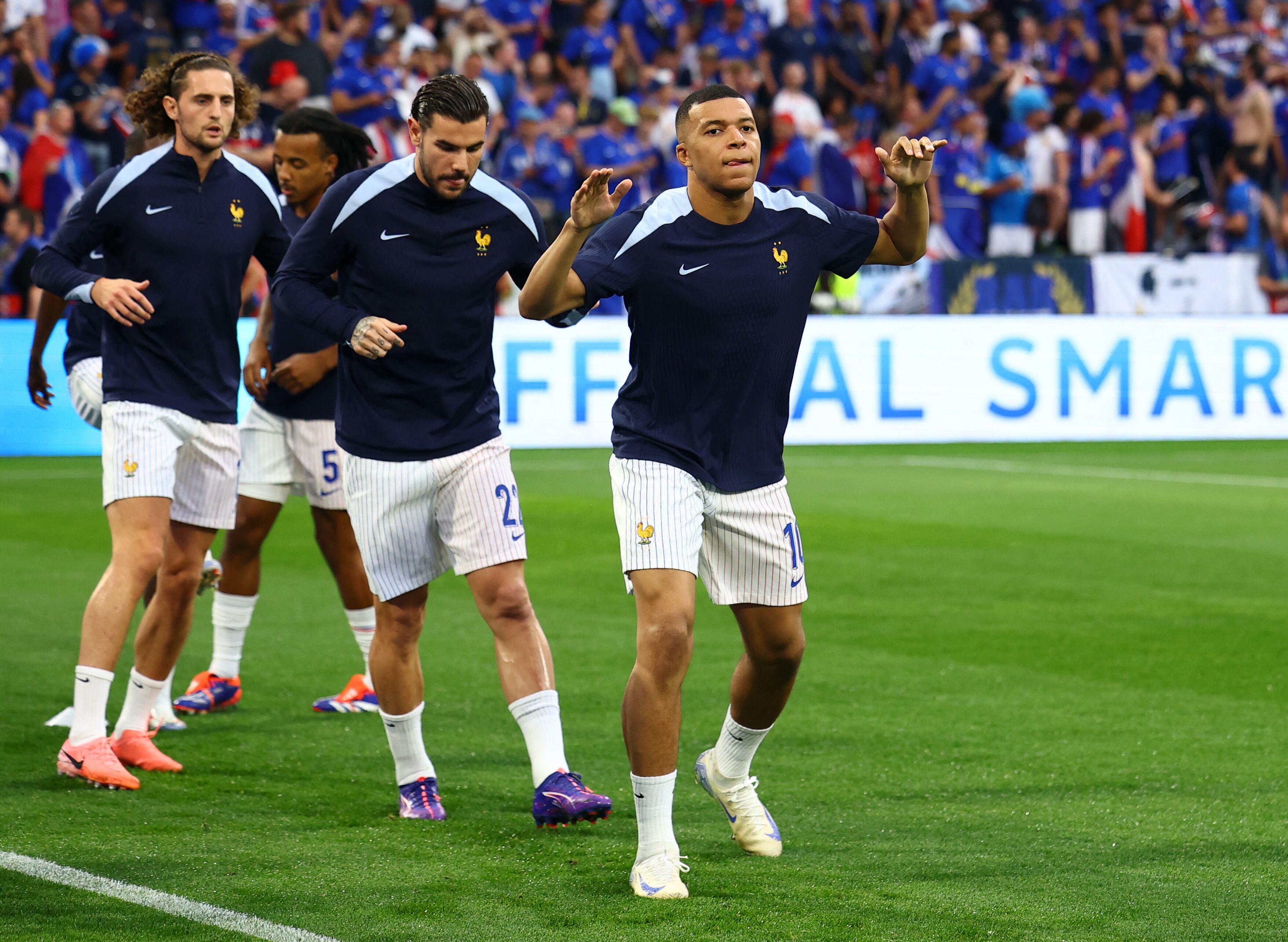 Soccer Football - Euro 2024 - Semi Final - Spain v France - Munich Football Arena, Munich, Germany - July 9, 2024  France's Adrien Rabiot, Theo Hernandez and Kylian Mbappe during the warm up before the match REUTERS/Lisi Niesner