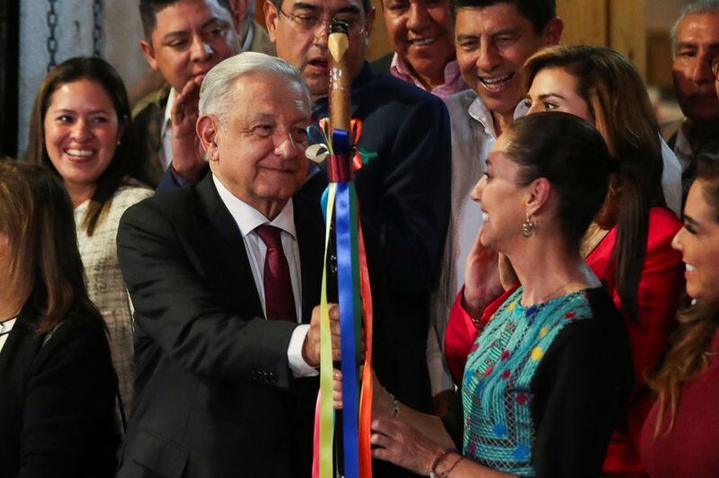 El presidente de México, Andrés Manuel López Obrador, entrega un bastón de mando ceremonial a Claudia Sheinbaum. (Foto: Archivo/Cuartoscuro)