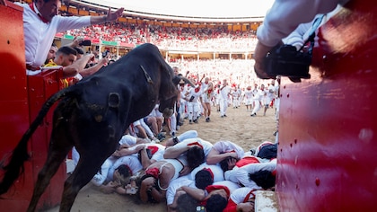 Los toros de La Palmosilla estrenan los encierros de San Fermín, con seis personas trasladadas al hospital y un herido por asta