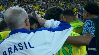 Una imagen que recorre el mundo: la actitud de los jugadores de Brasil con su entrenador antes de los penales contra Uruguay