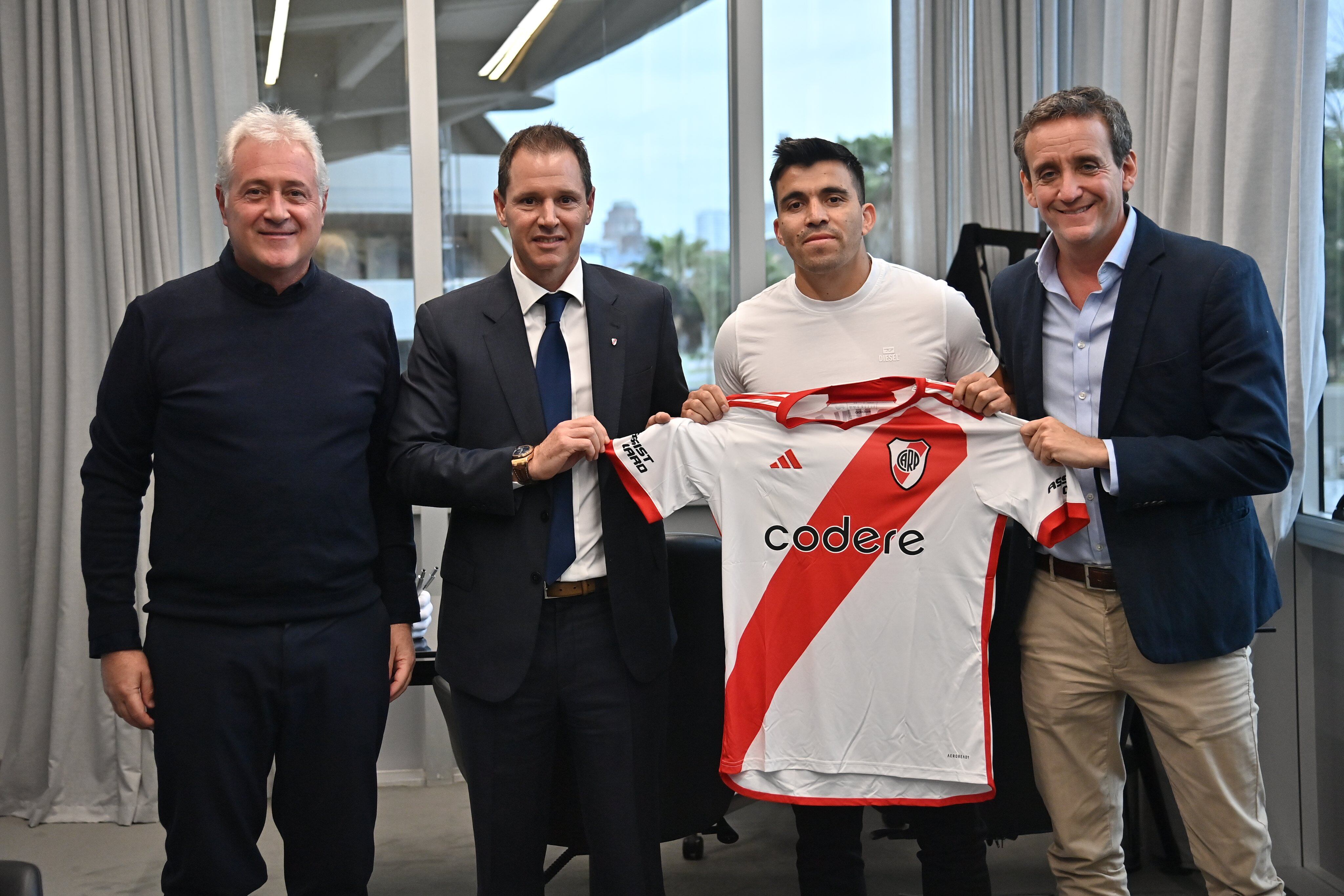 Marcos Acuña con Jorge Brito en su presentación en River