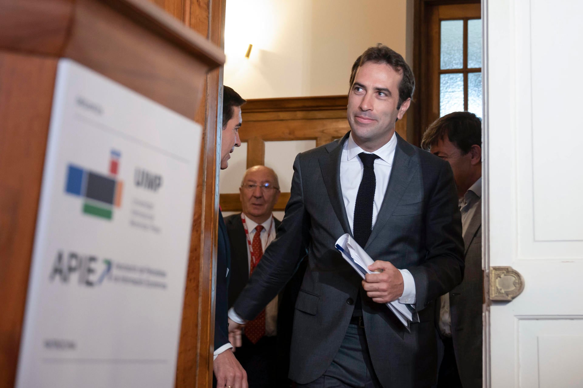 El ministro de Economía, Comercio y Empresa, Carlos Cuerpo, durante la inauguración del XLI Seminario de APIE. (EFE/Pedro Puente Hoyos).