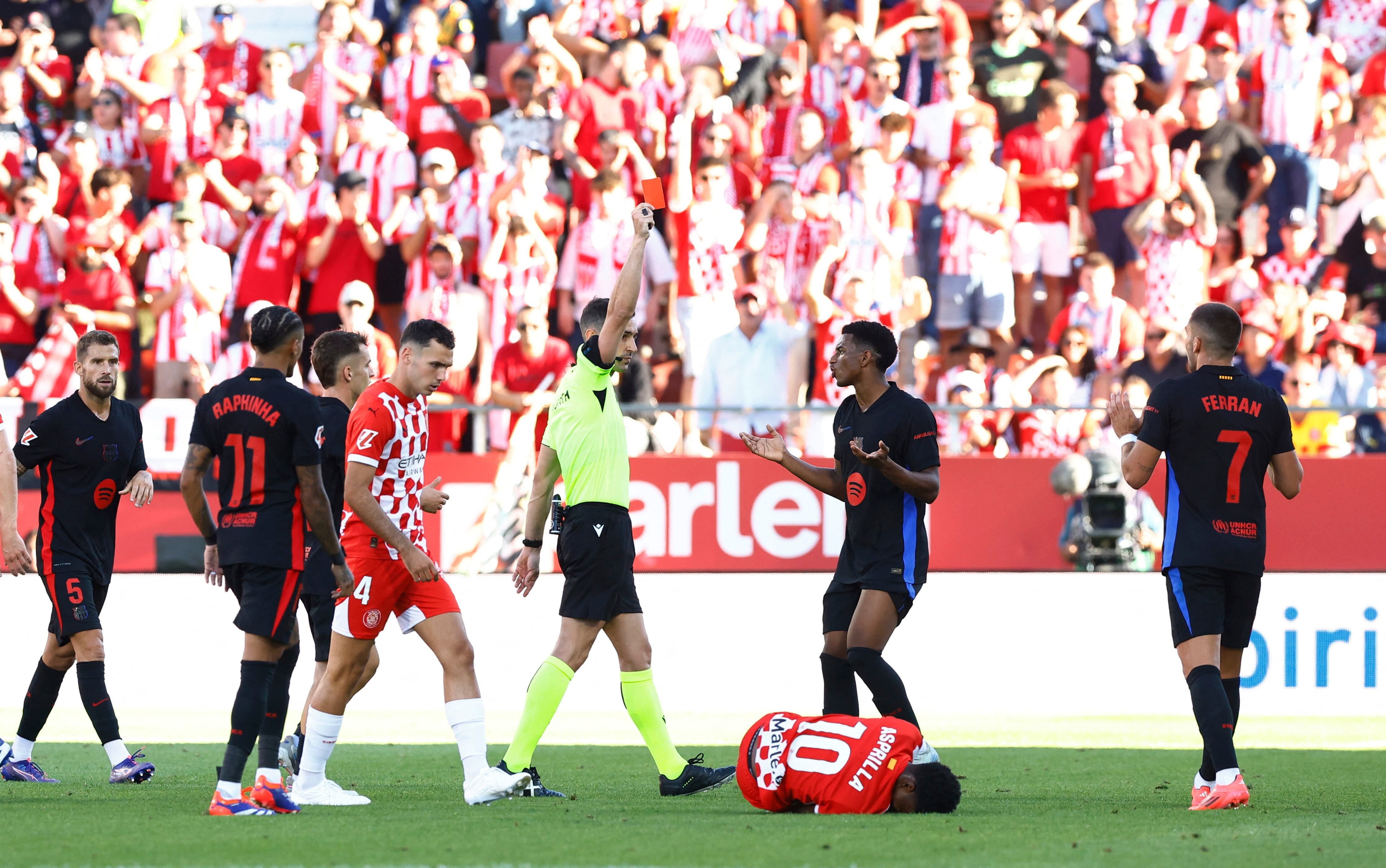 Soccer Football - LaLiga - Girona v FC Barcelona - Estadi Montilivi, Girona, Spain - September 15, 2024 FC Barcelona's Ferran Torres is shown a red card by referee Alejandro Muniz Ruiz REUTERS/Albert Gea